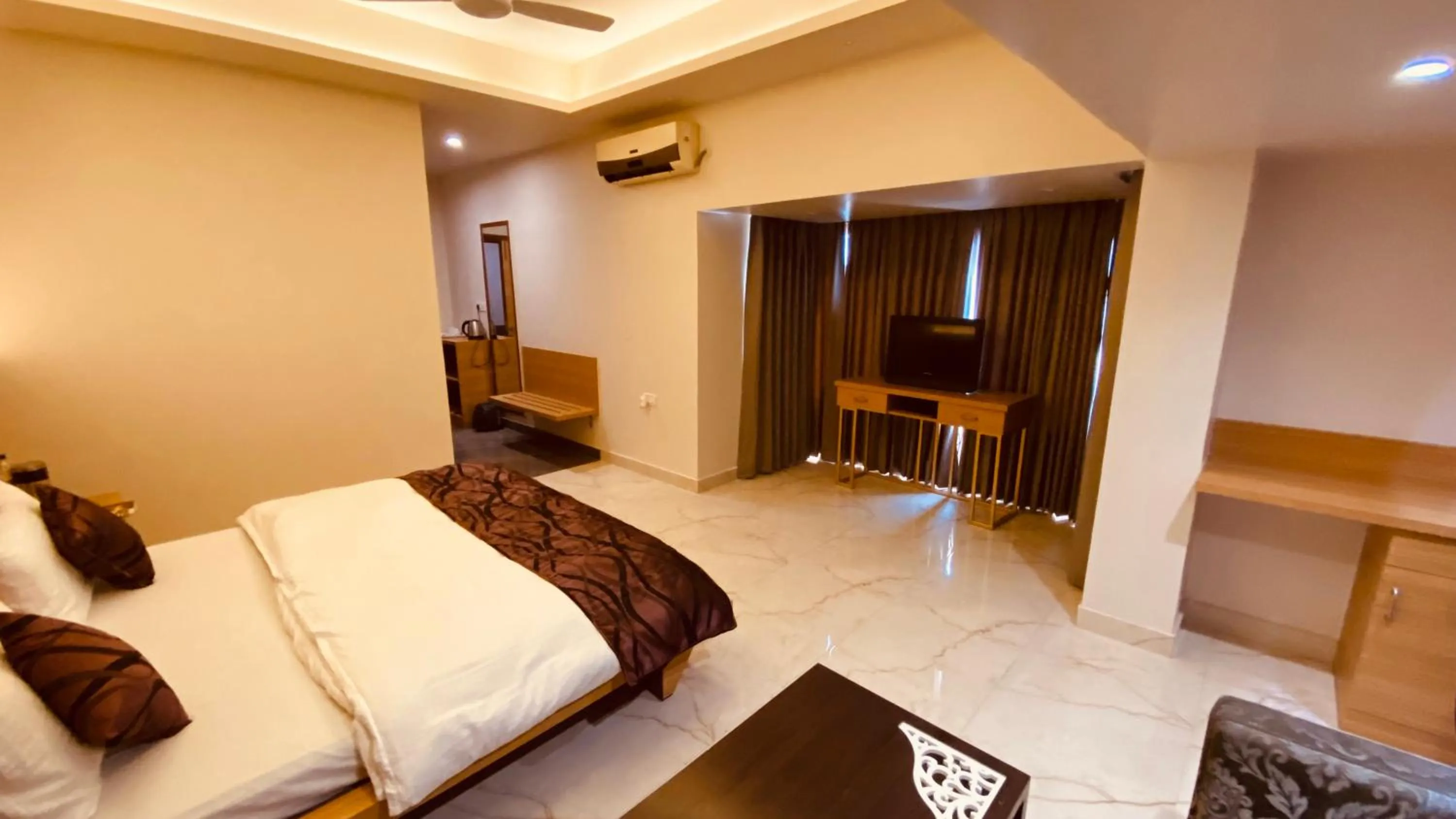 Bedroom, Bed in Hotel Amar Palace