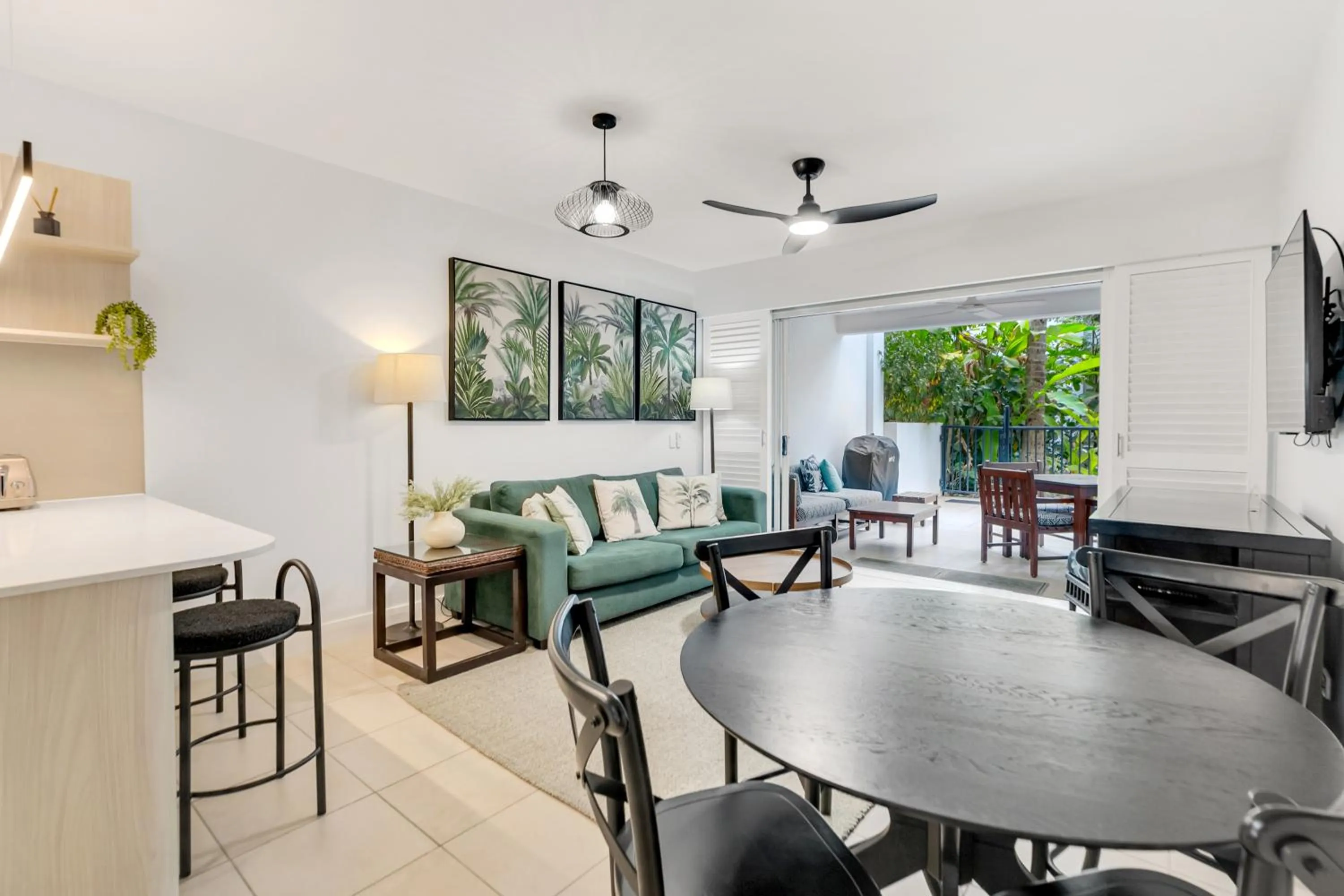 TV and multimedia in Elysium Private Apartments at Beach Club & Spa