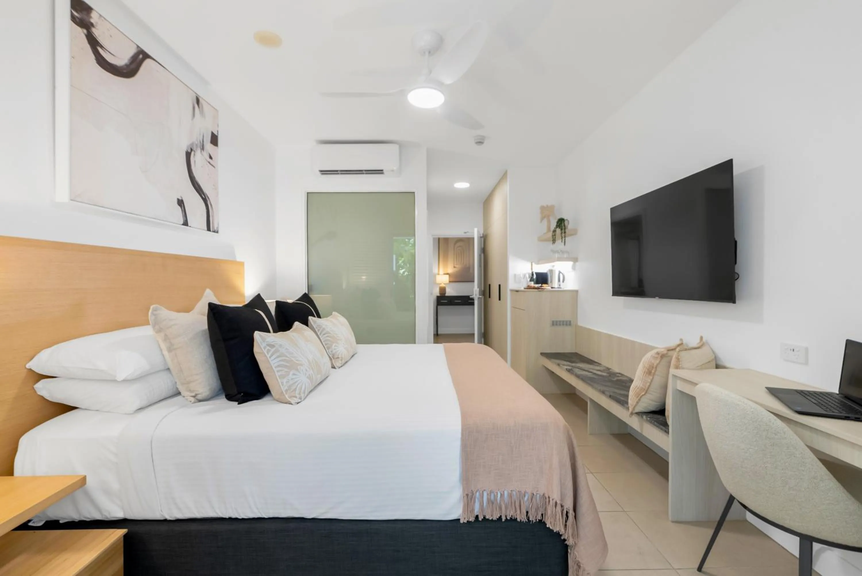 Photo of the whole room, Bed in Elysium Private Apartments at Beach Club & Spa