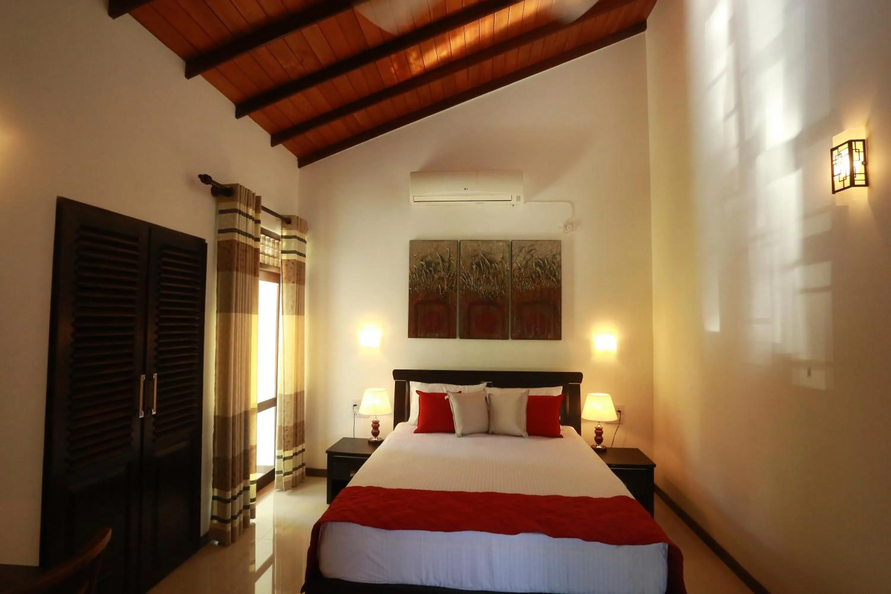 Bedroom, Bed in River Breeze Villa Bentota