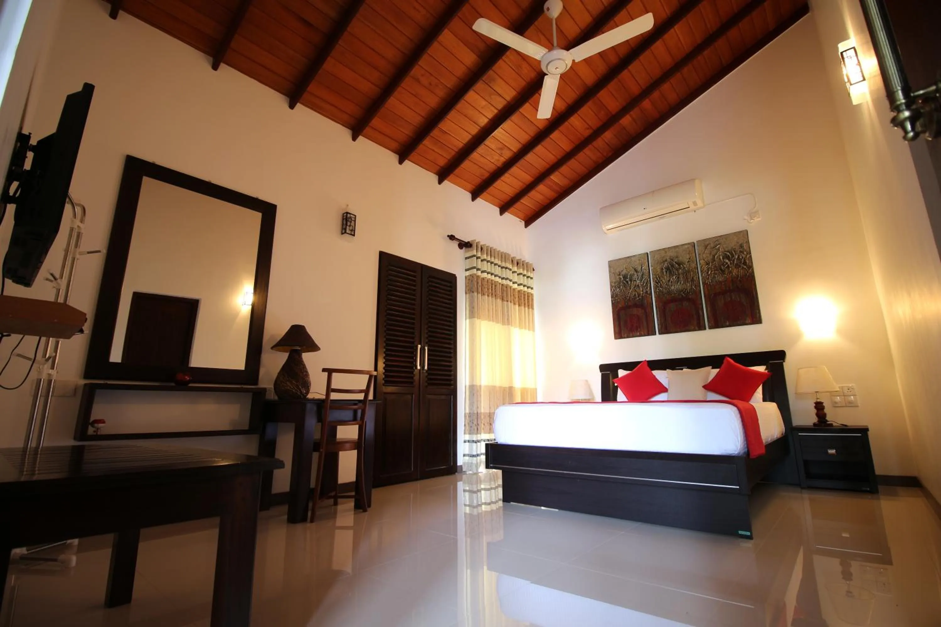 Photo of the whole room, Bed in River Breeze Villa Bentota