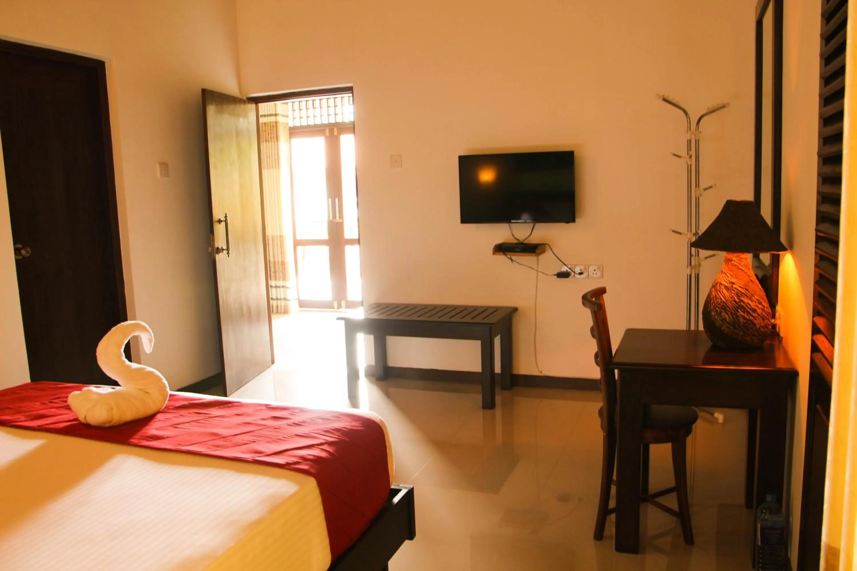 Photo of the whole room, Bed in River Breeze Villa Bentota