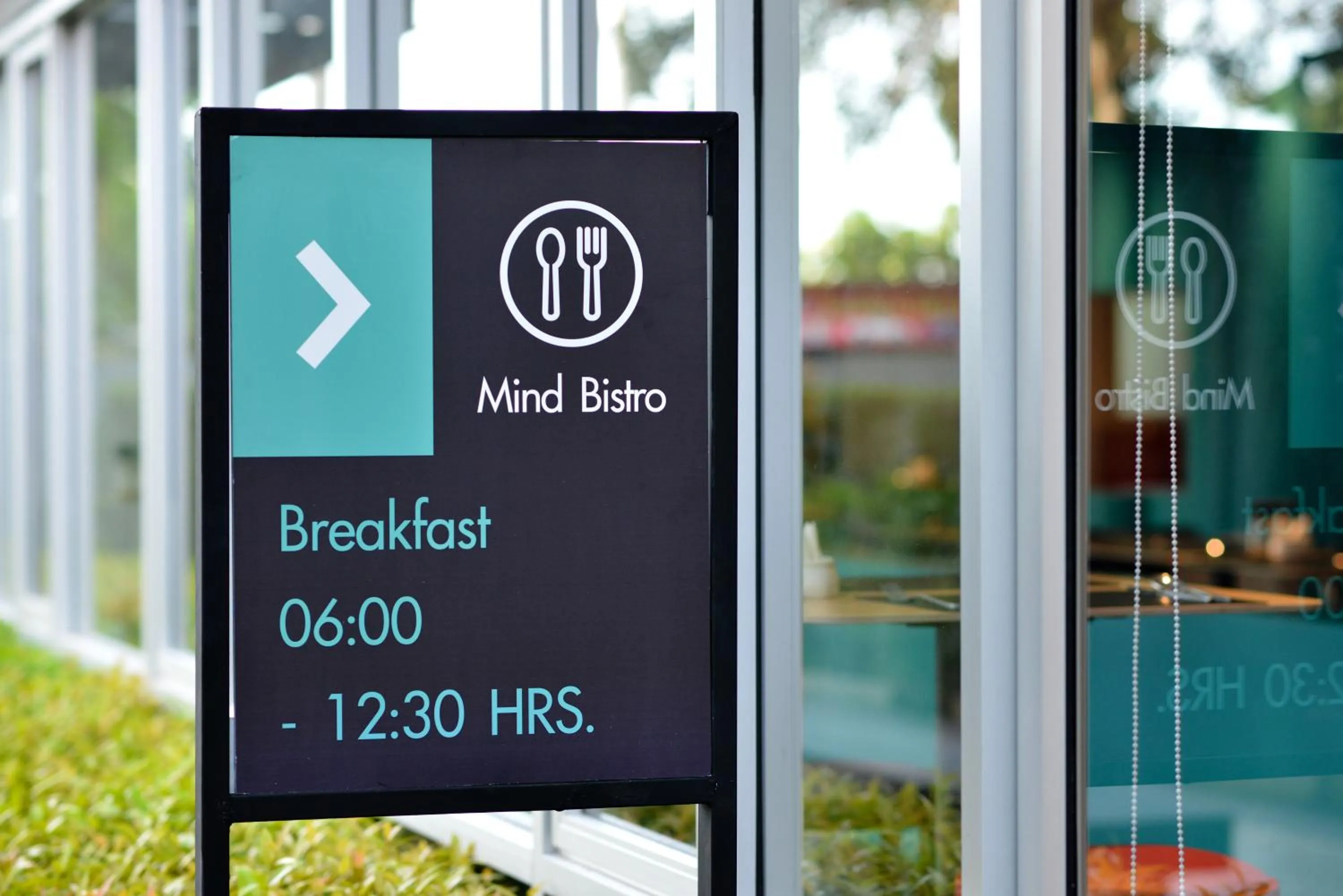 Restaurant/places to eat in The Grass Serviced Suites