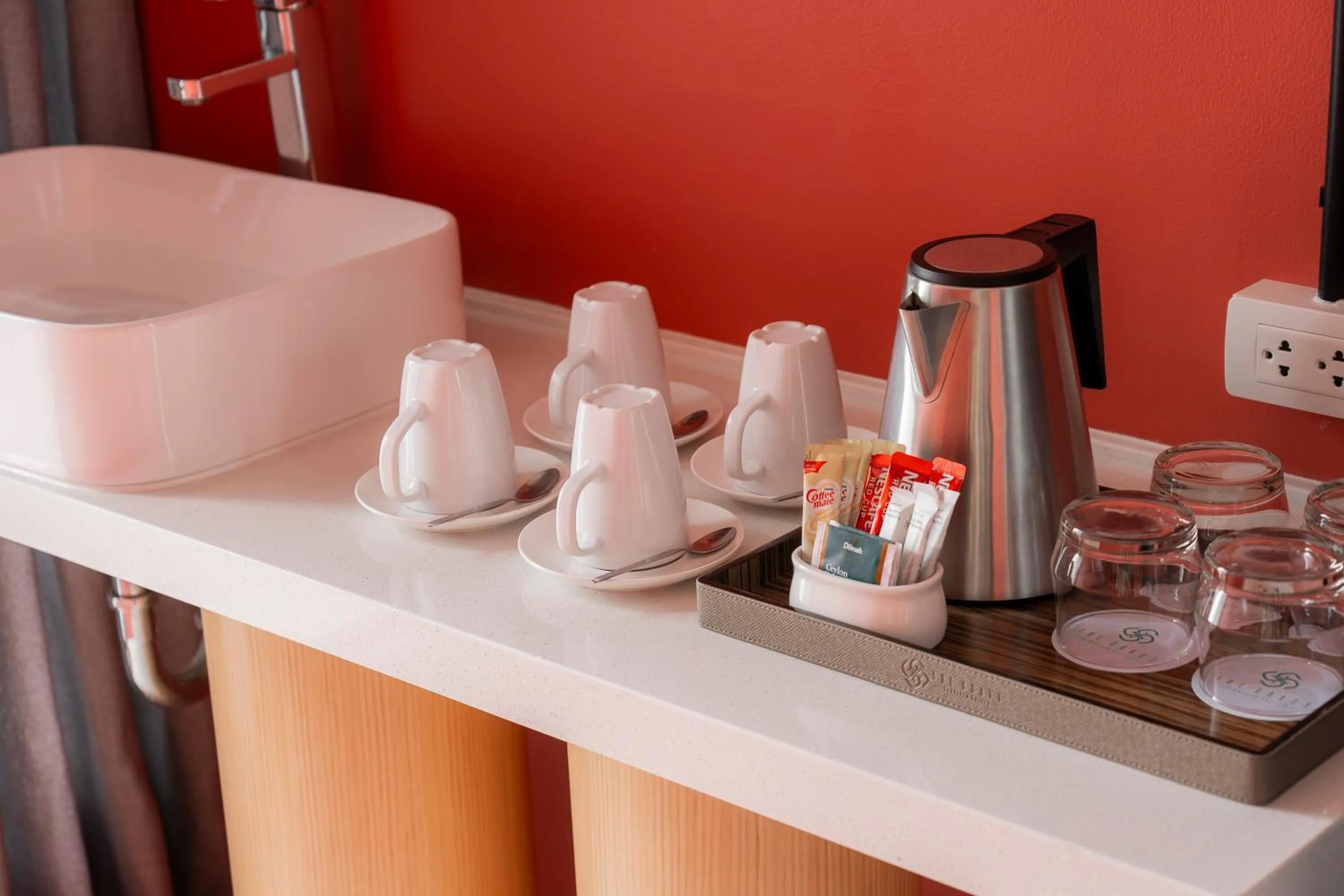 Coffee/tea facilities in The Grass Serviced Suites