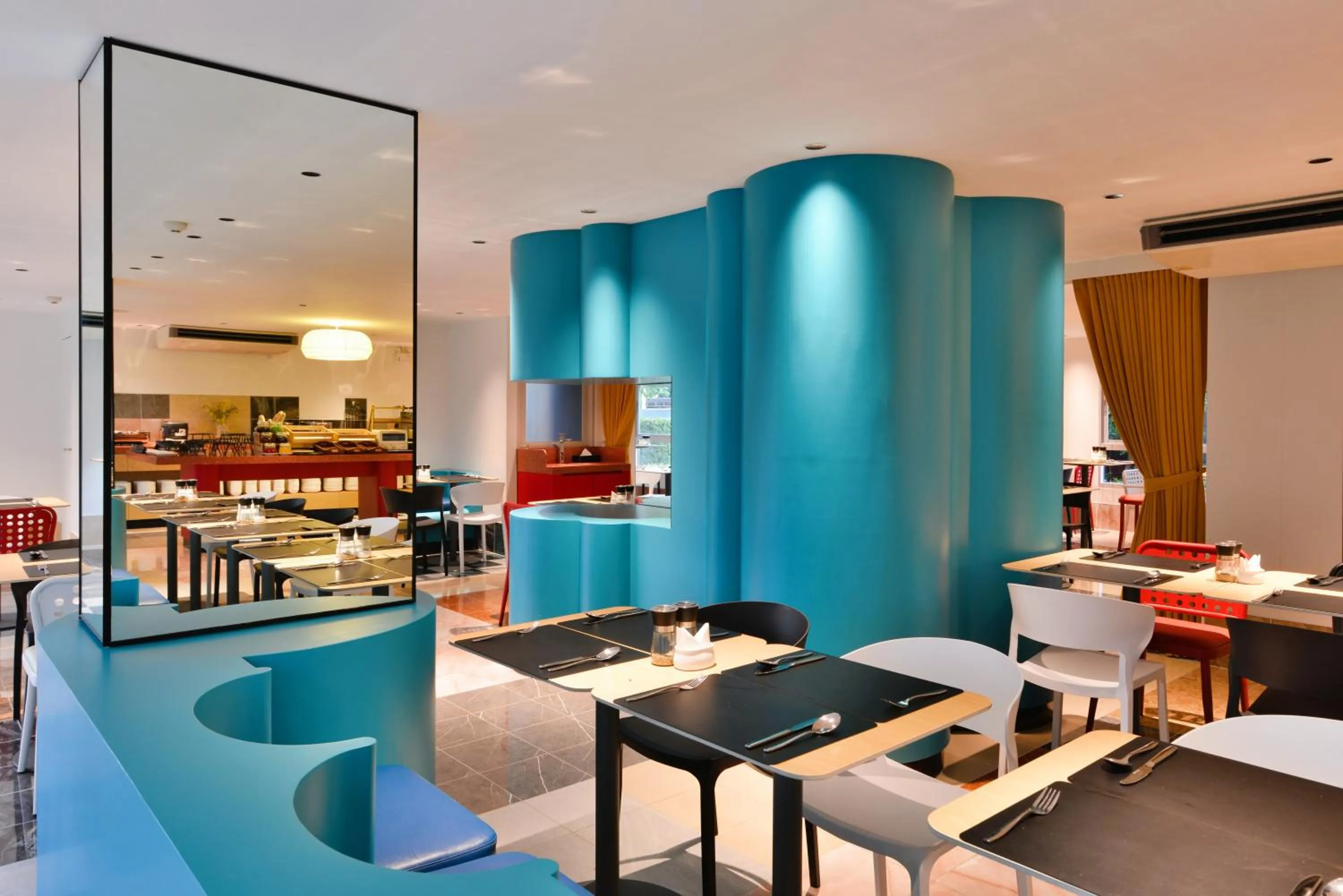 Restaurant/places to eat in The Grass Serviced Suites