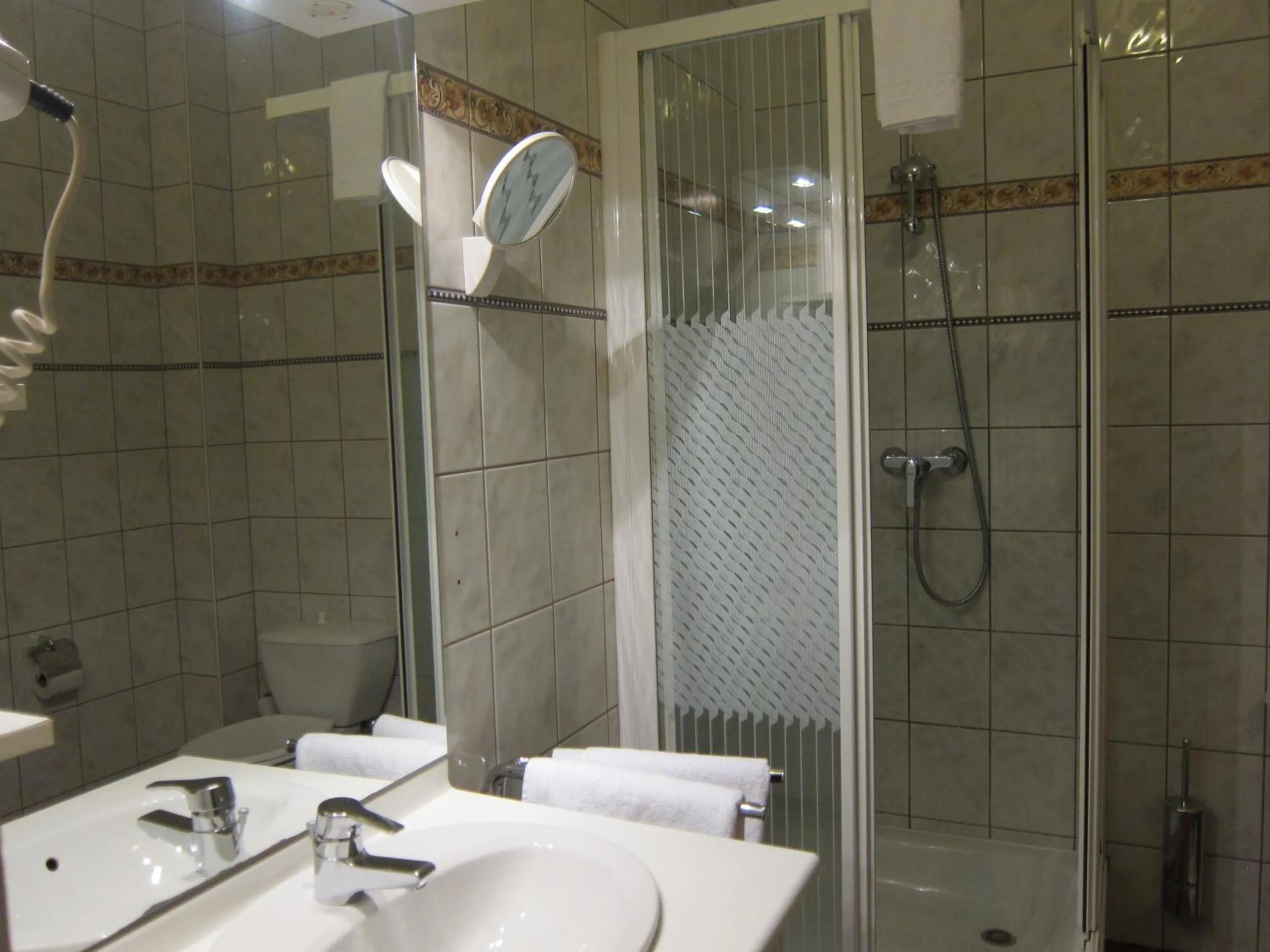 Bathroom in Auberge d'Alsace Hotel de France