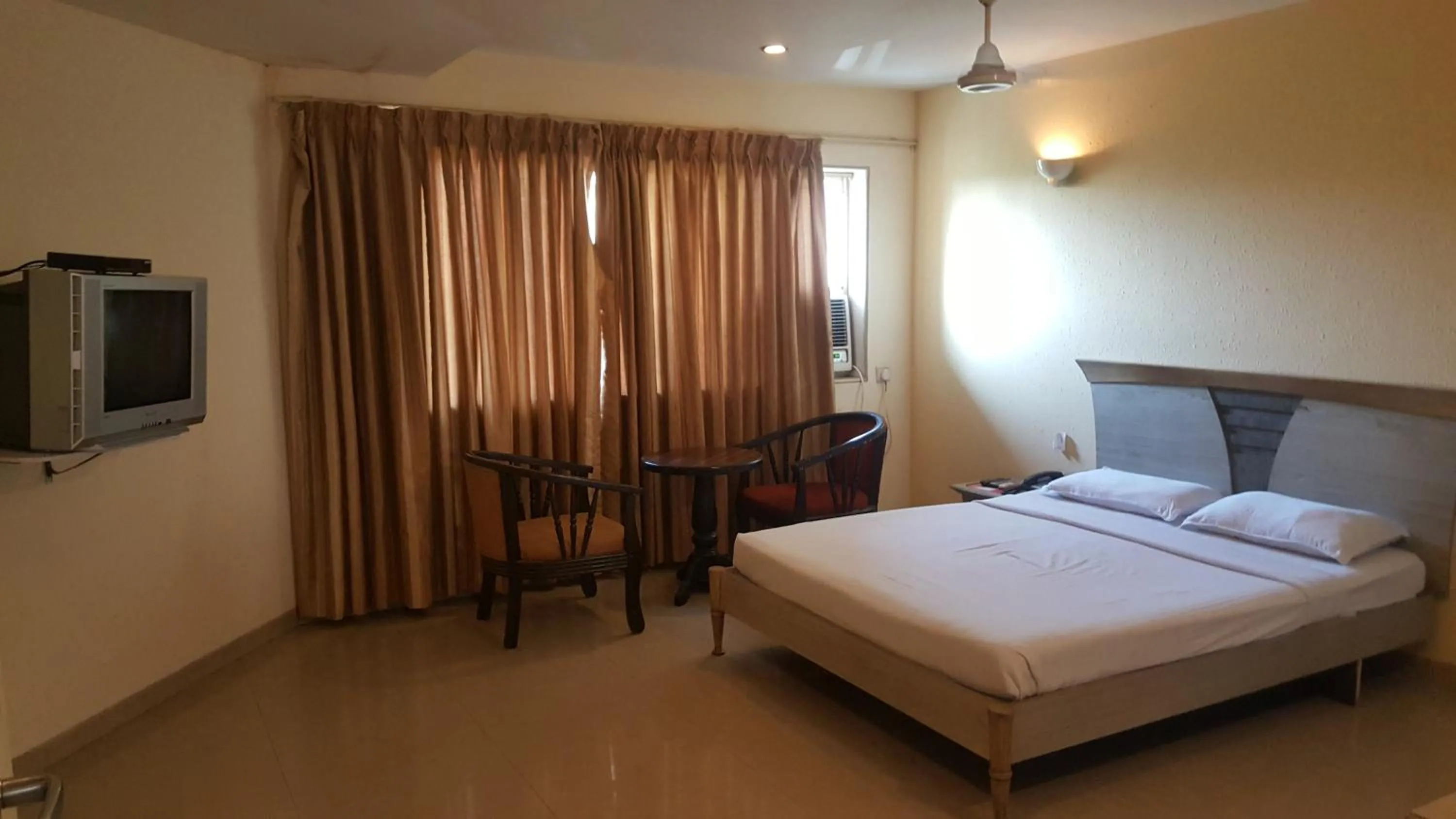 Photo of the whole room, Bed in Privilege Inn