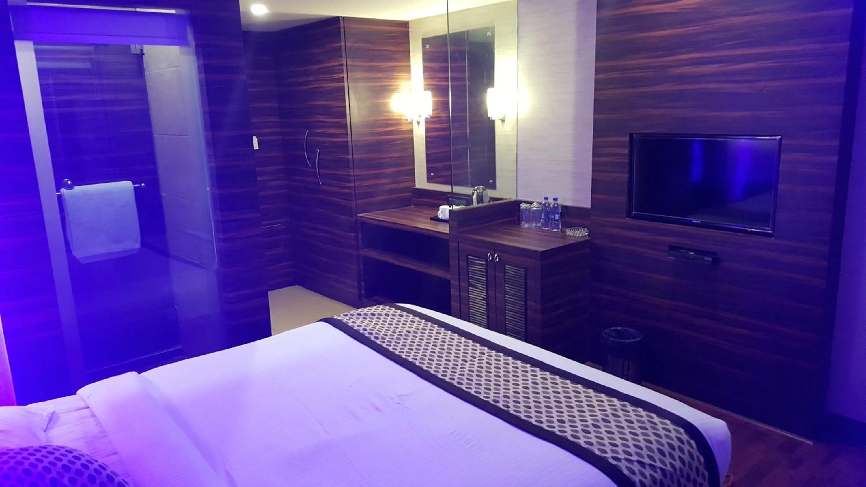 Photo of the whole room, Bed in Privilege Inn