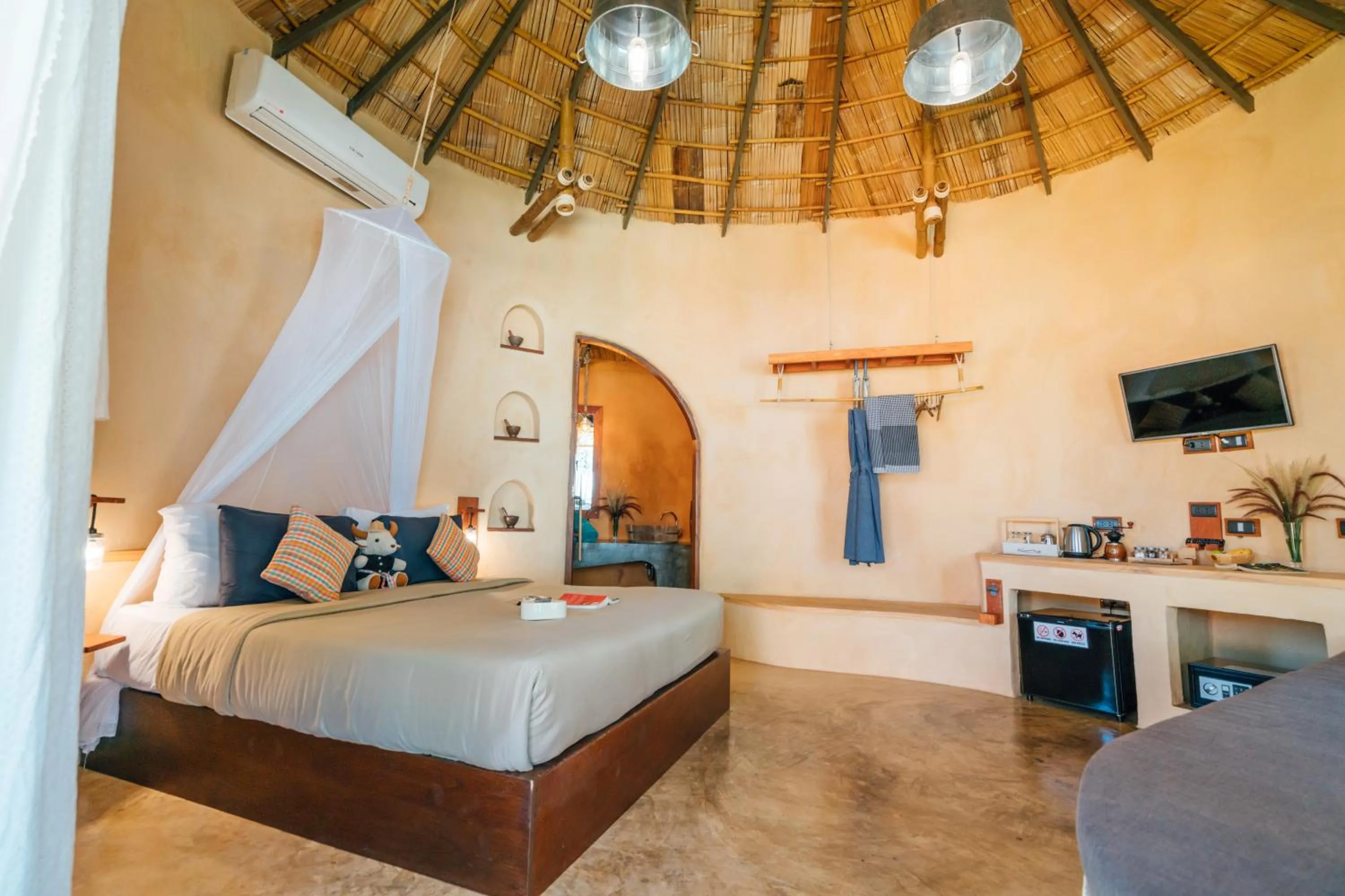 Bedroom, Bed in The Mud - Eco Hotel