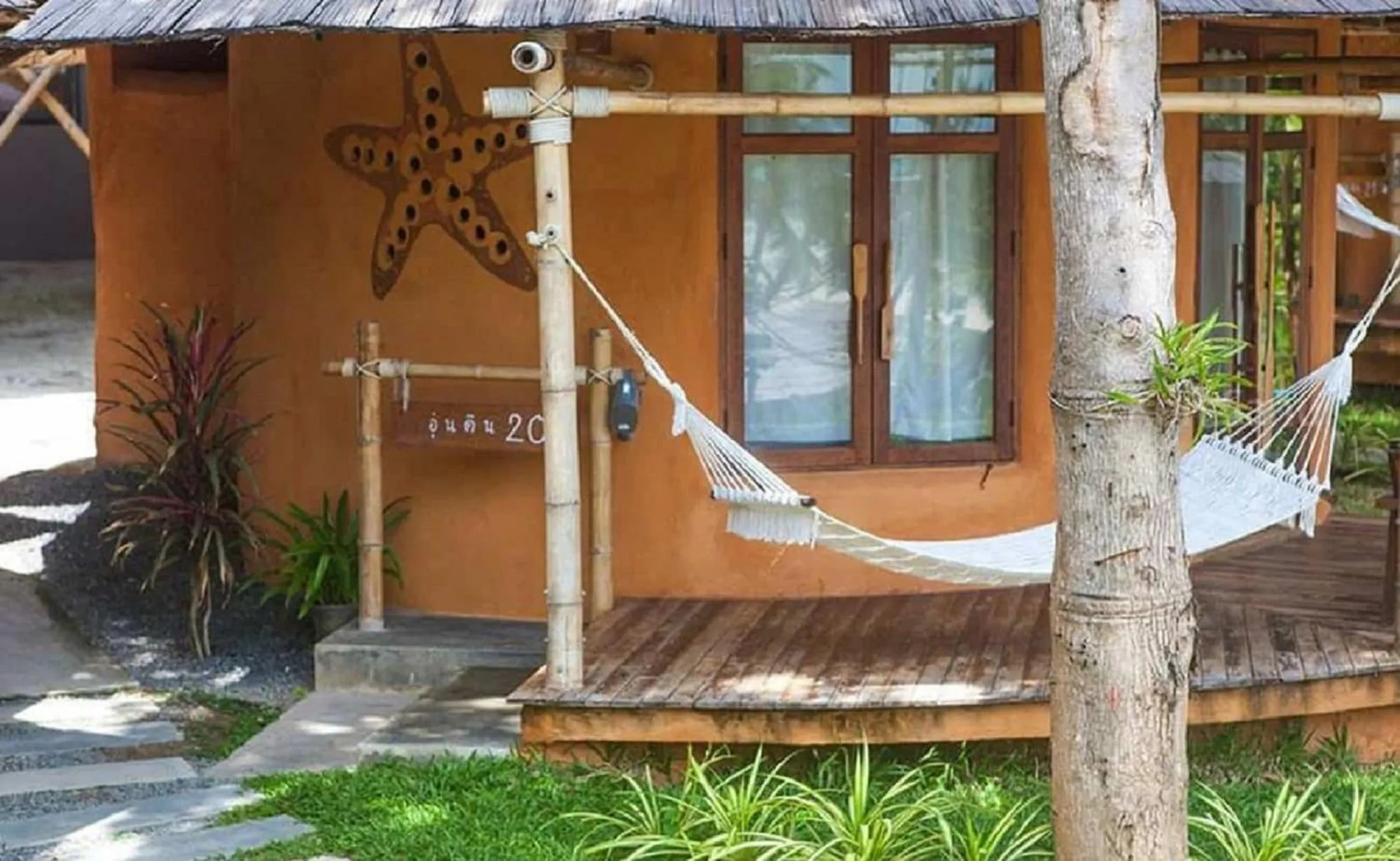 Photo of the whole room in The Mud - Eco Hotel