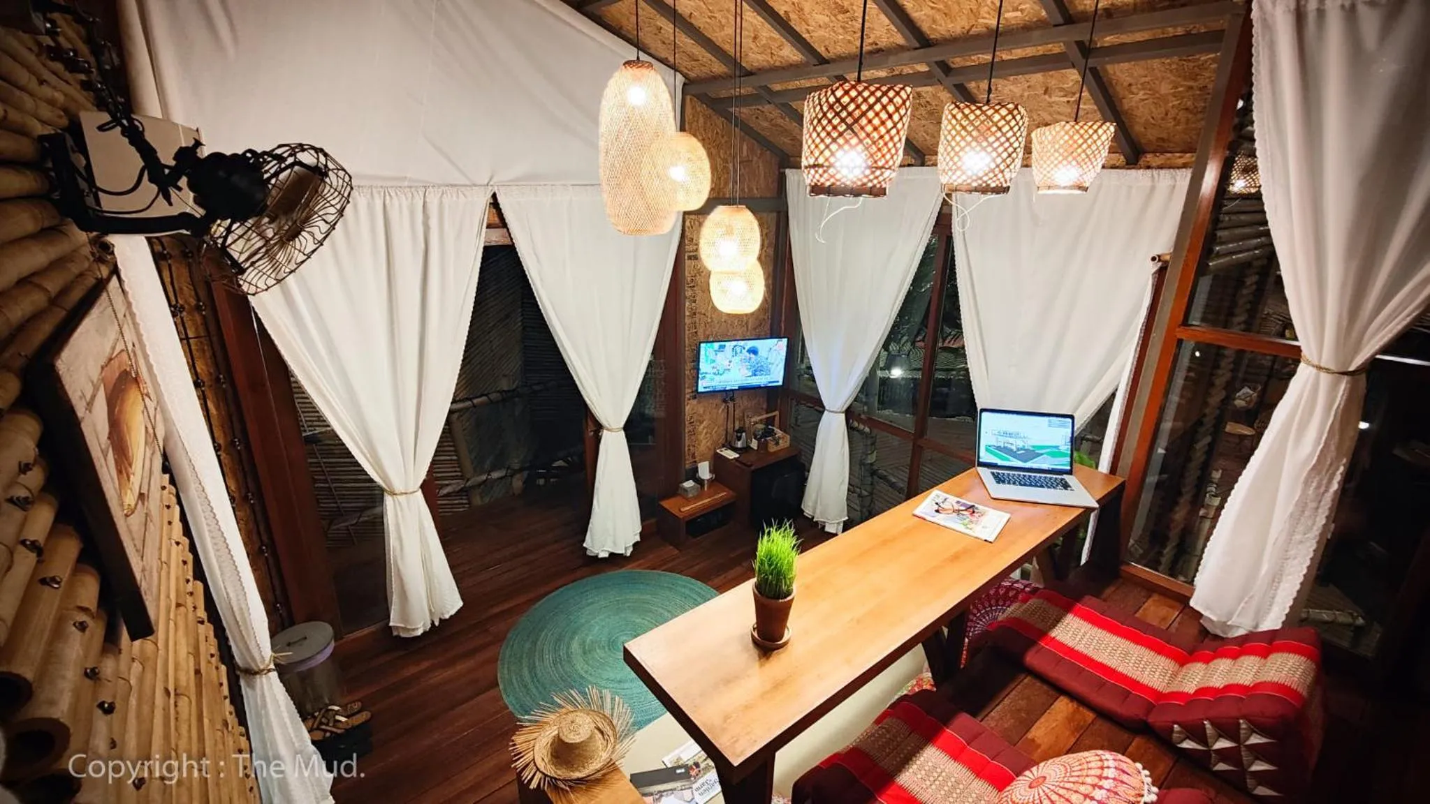Seating area in The Mud - Eco Hotel