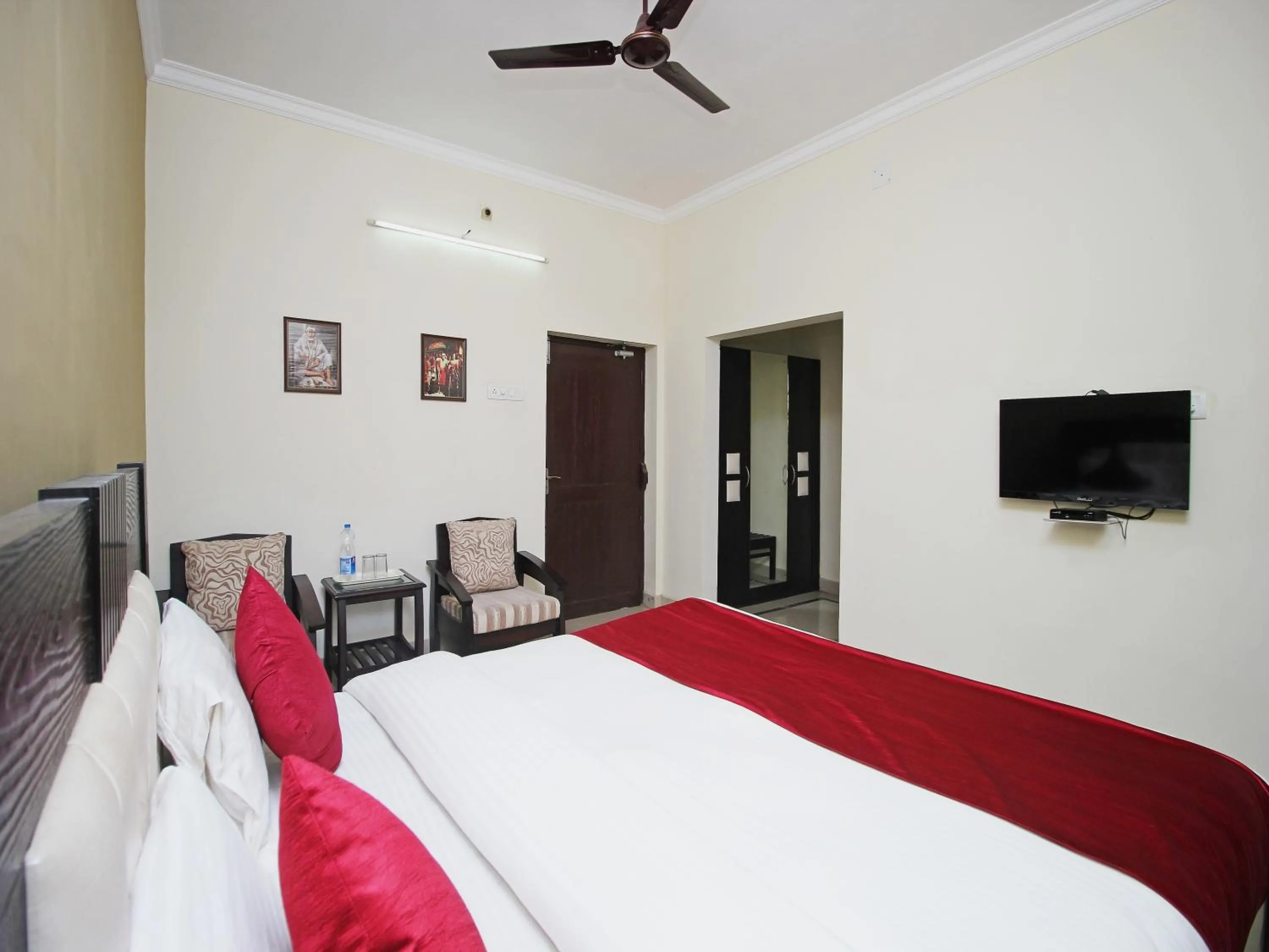 Facade/entrance, Bed in Super Hotel O Sai Leela