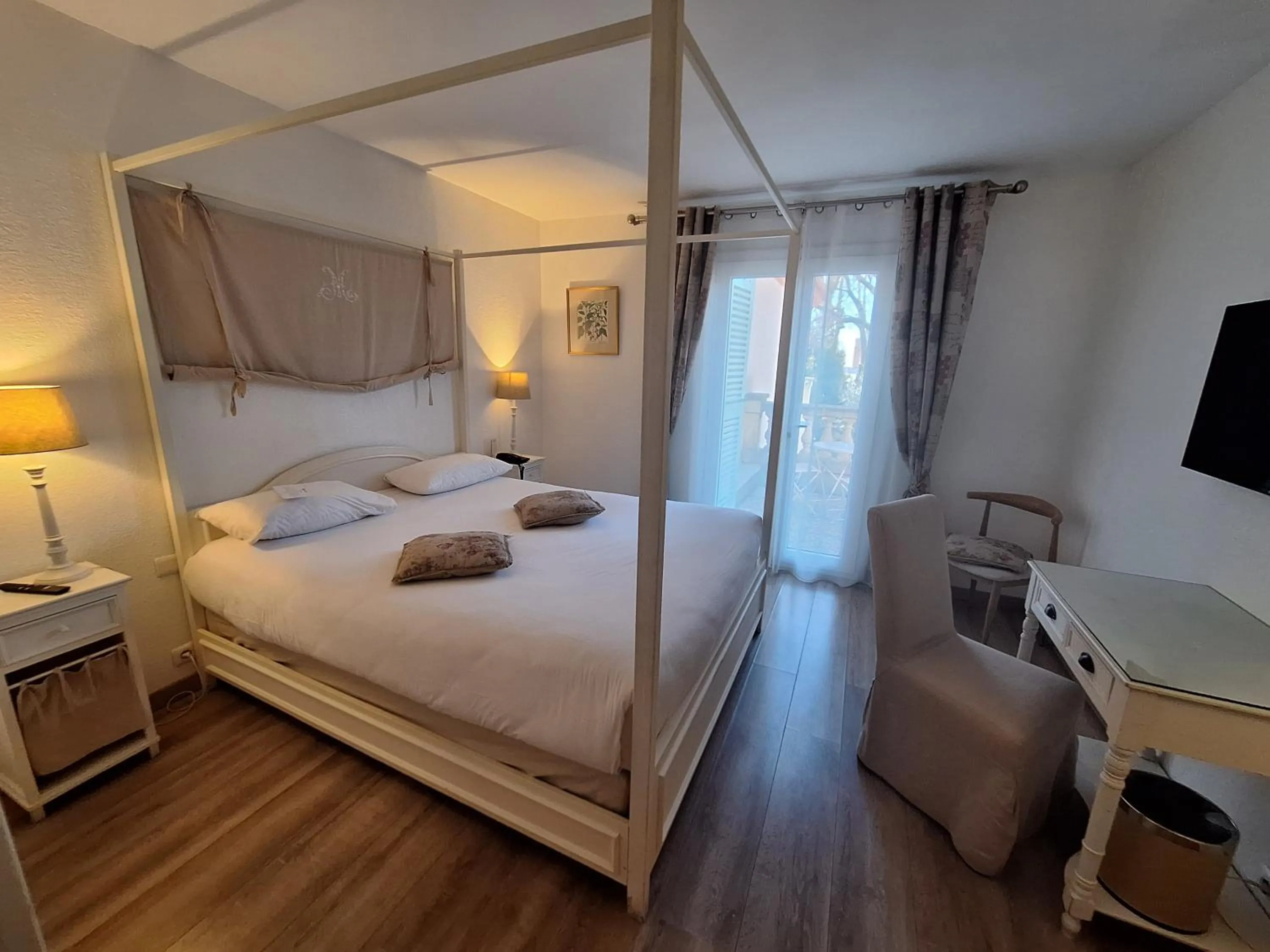 Bed in Best Western L'Orangerie