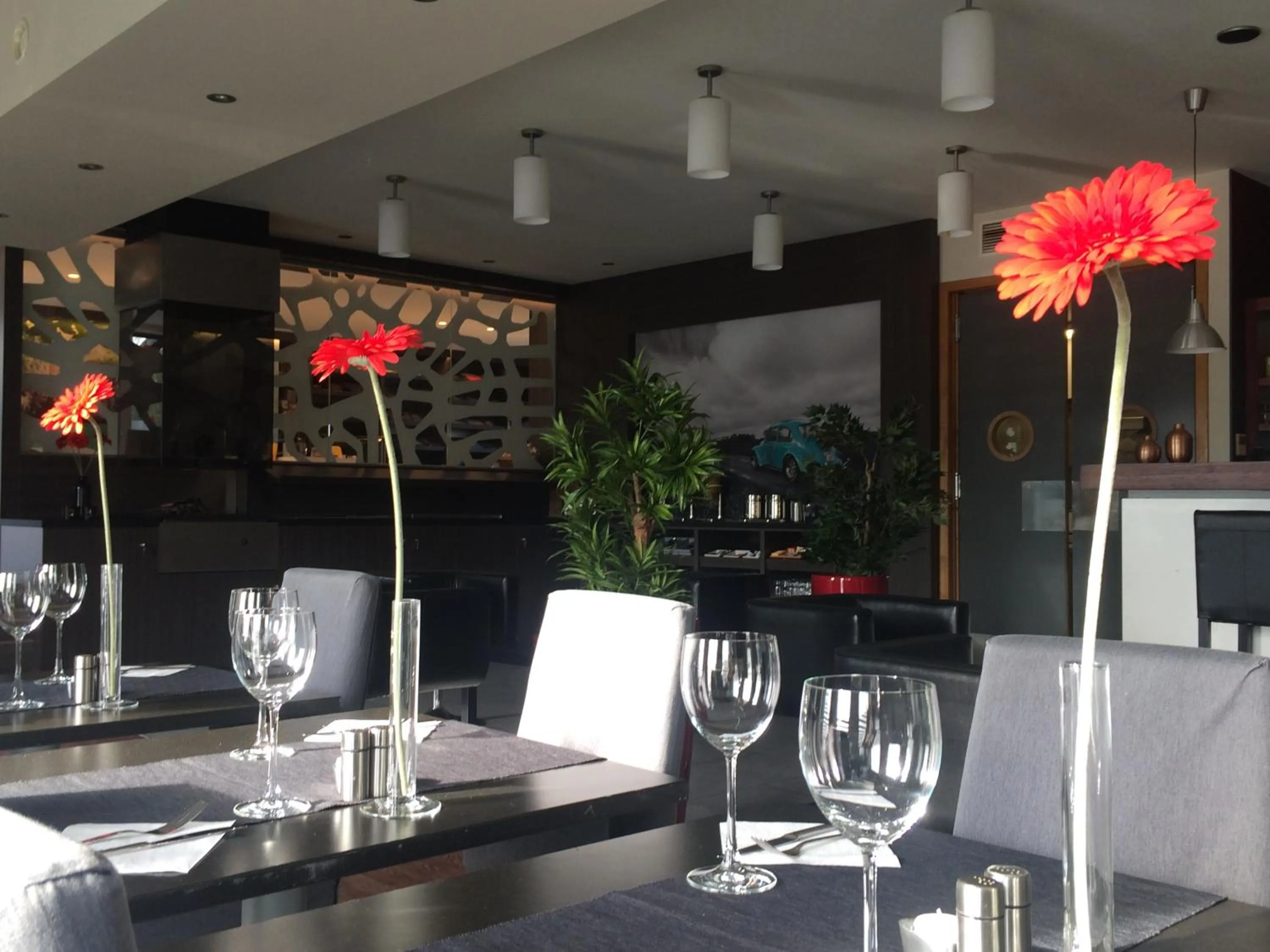 Restaurant/places to eat in Axis Hotel