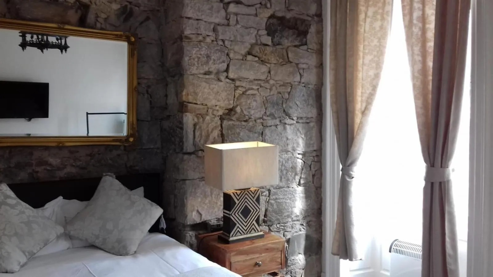 Bed in Royal Mile Balconies by the Castle