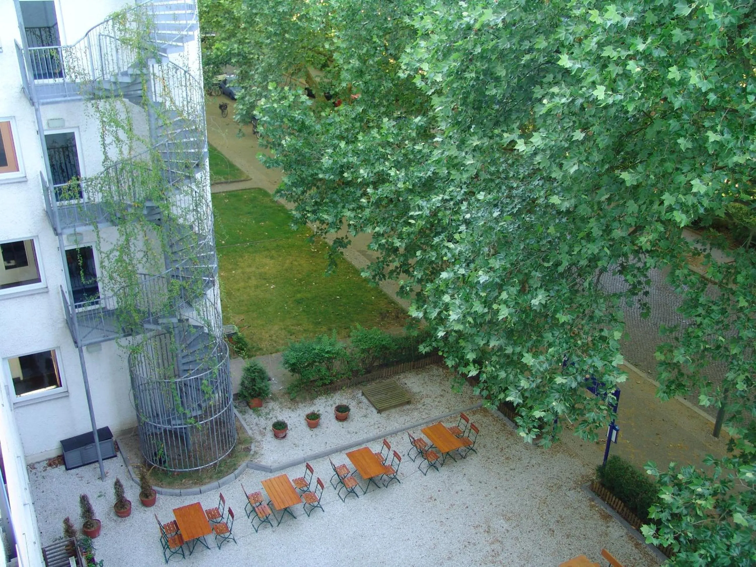 Garden in enjoy hostel Berlin City West