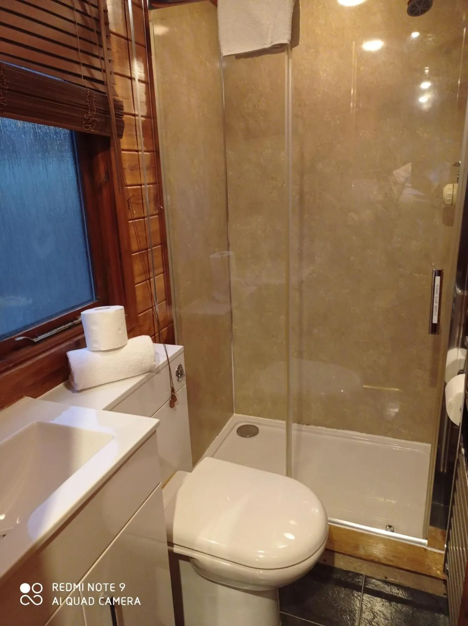 Bathroom in Lurchers Cabin Aviemore