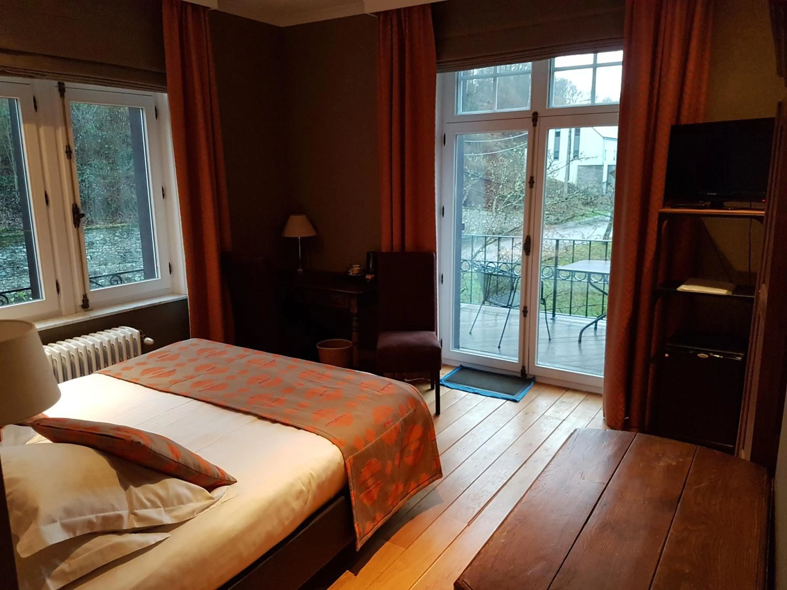 Landmark view, Bed in Hotel La Ferronniere