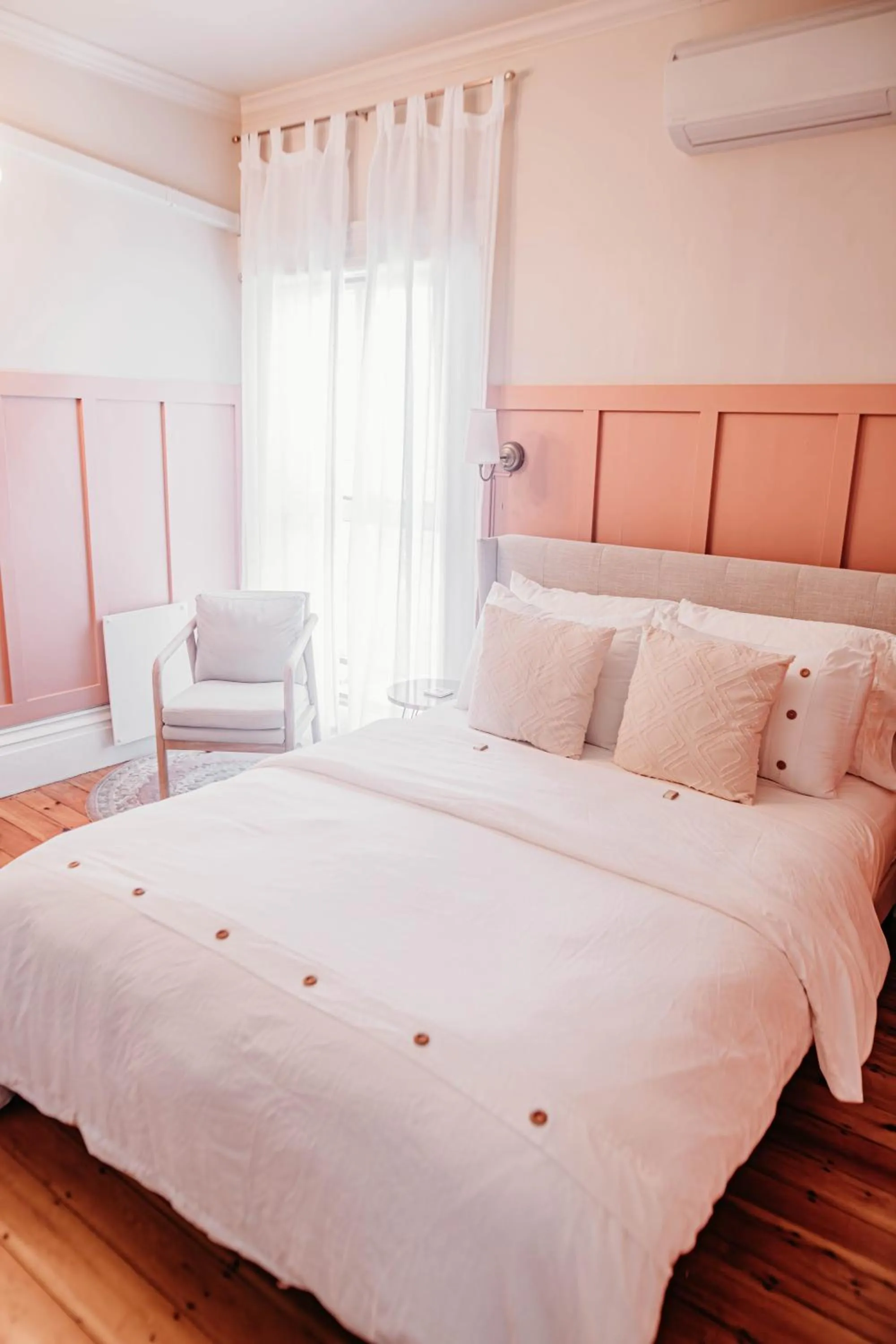 Bed in The Montague Rose Inn & Cafe