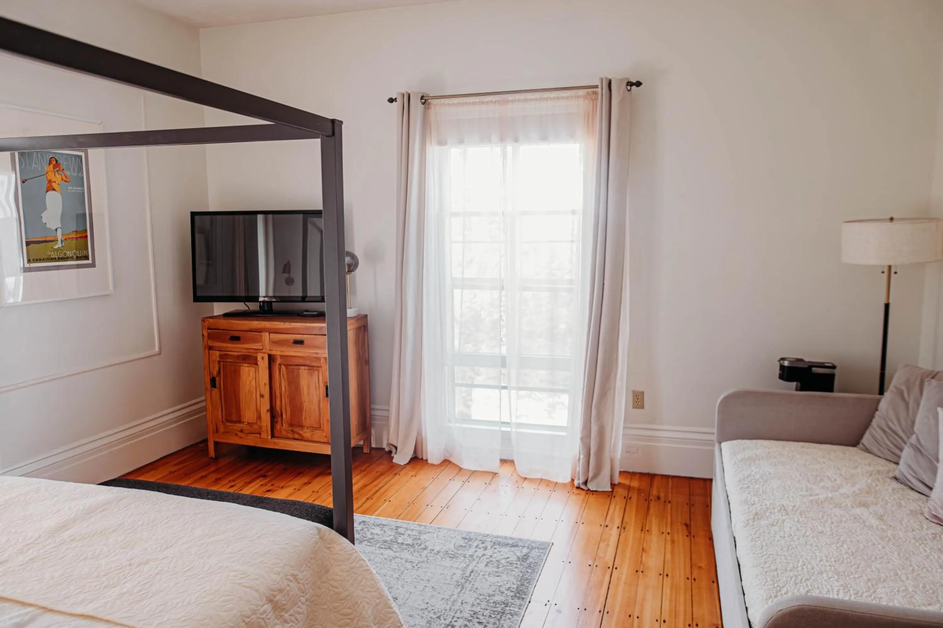 Bed in The Montague Rose Inn & Cafe