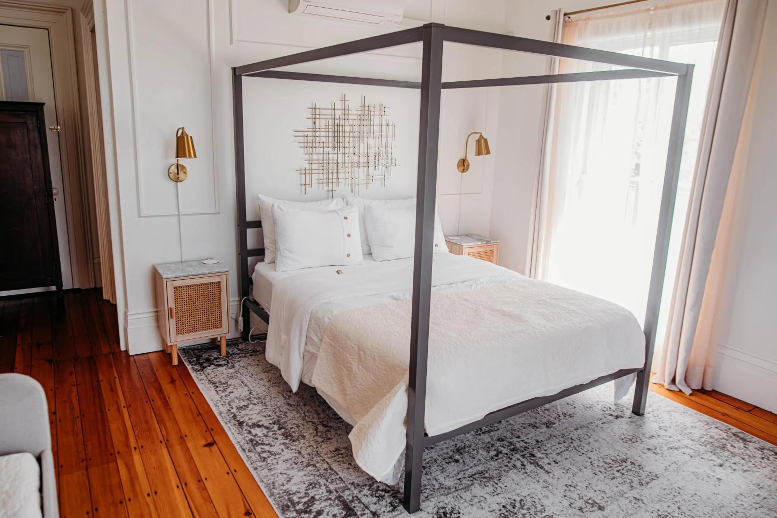 Bed in The Montague Rose Inn & Cafe