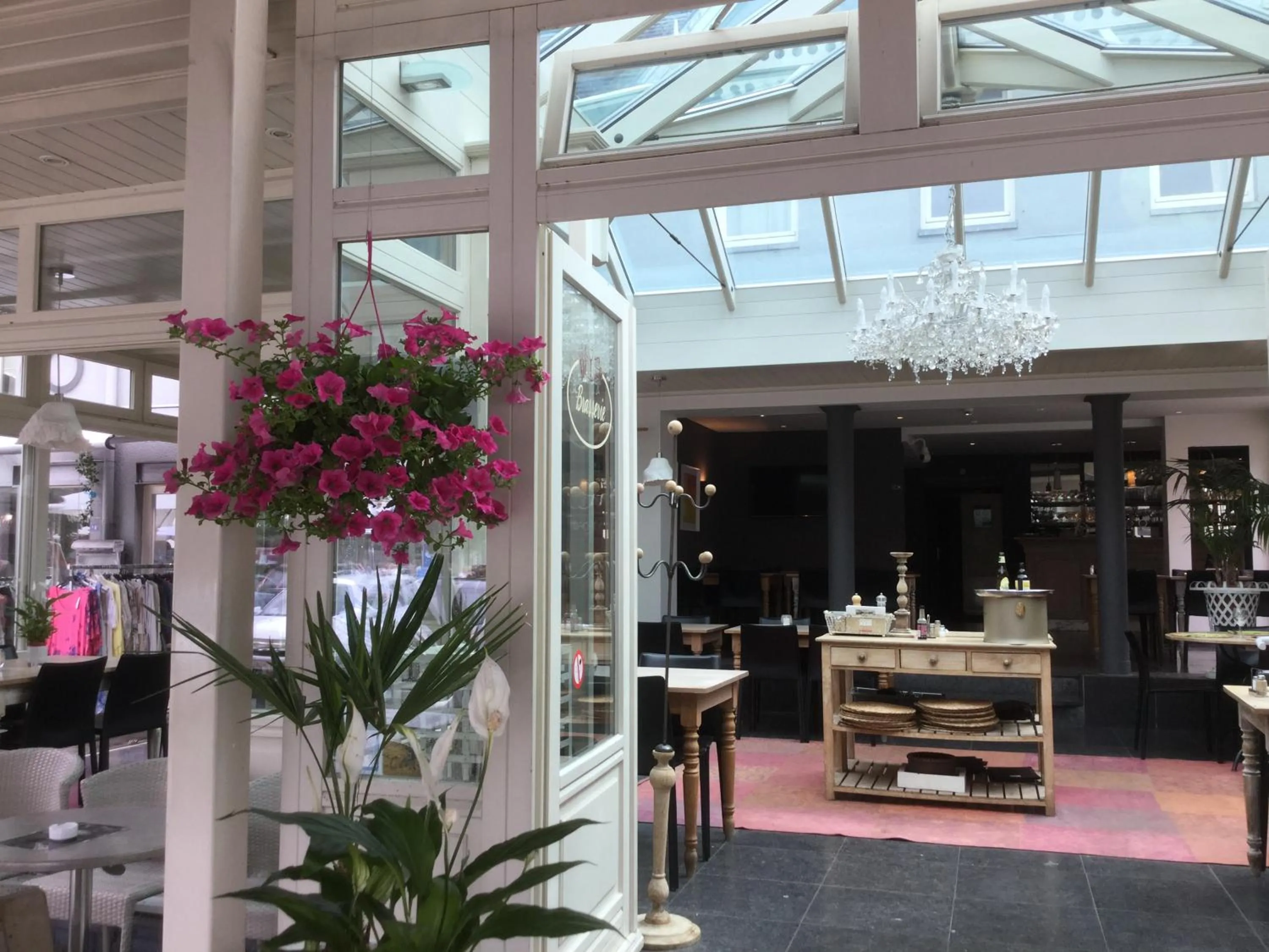 Restaurant/places to eat in Hotel Côté Cour