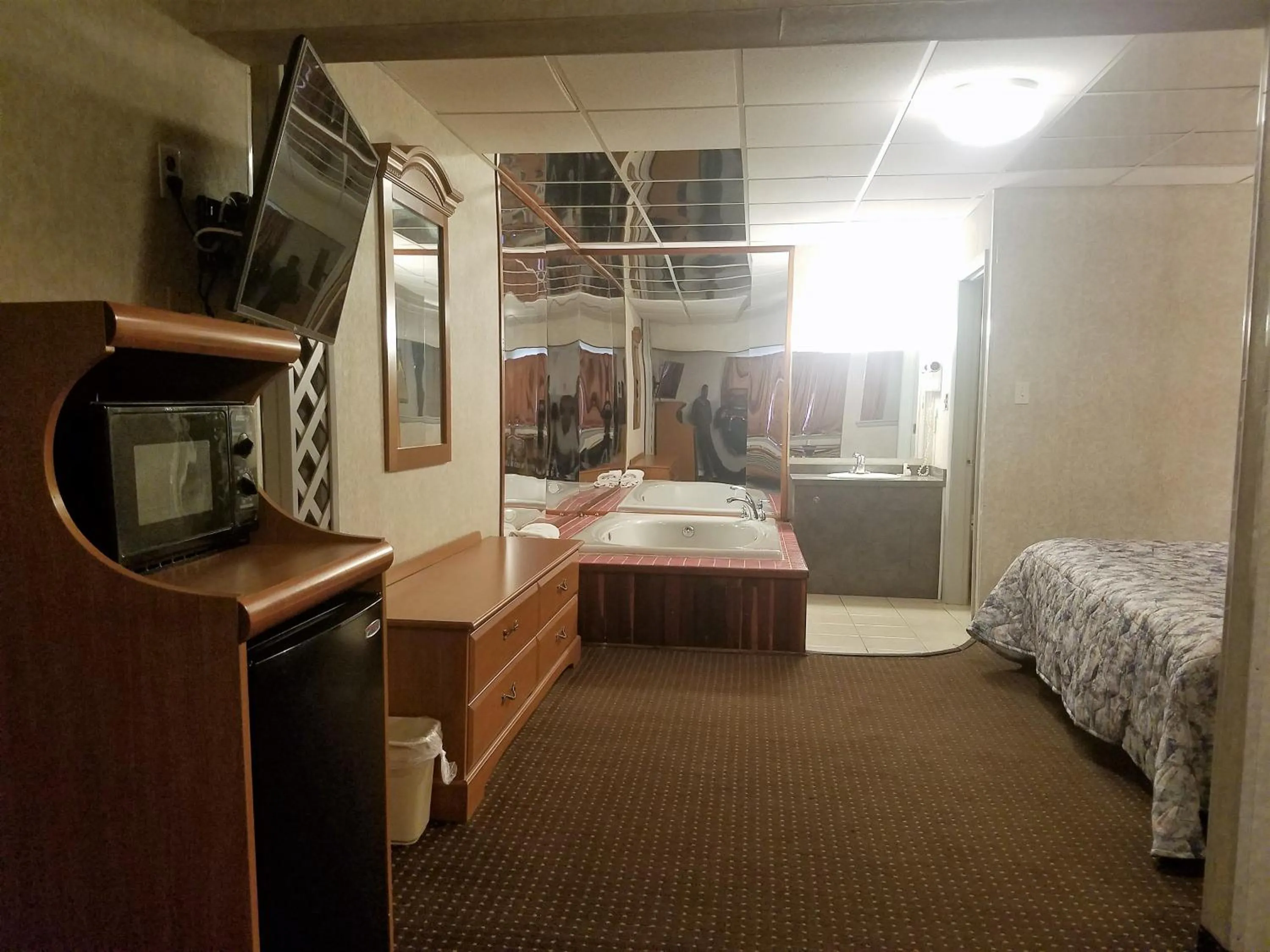 Bed in Travelers Lodge