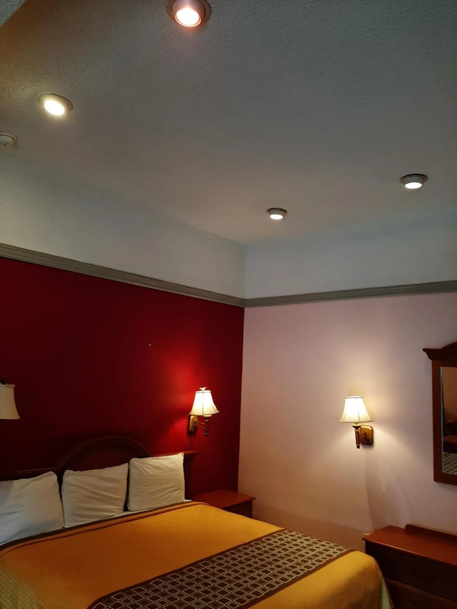 Bed in Travelers Lodge