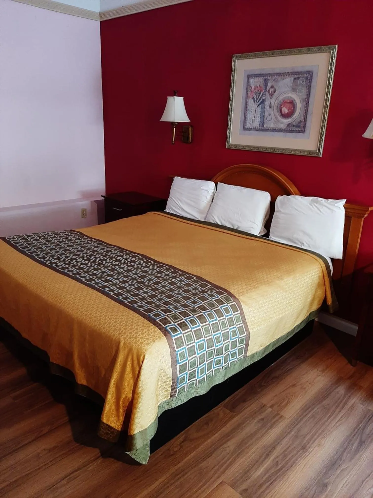 Bed in Travelers Lodge