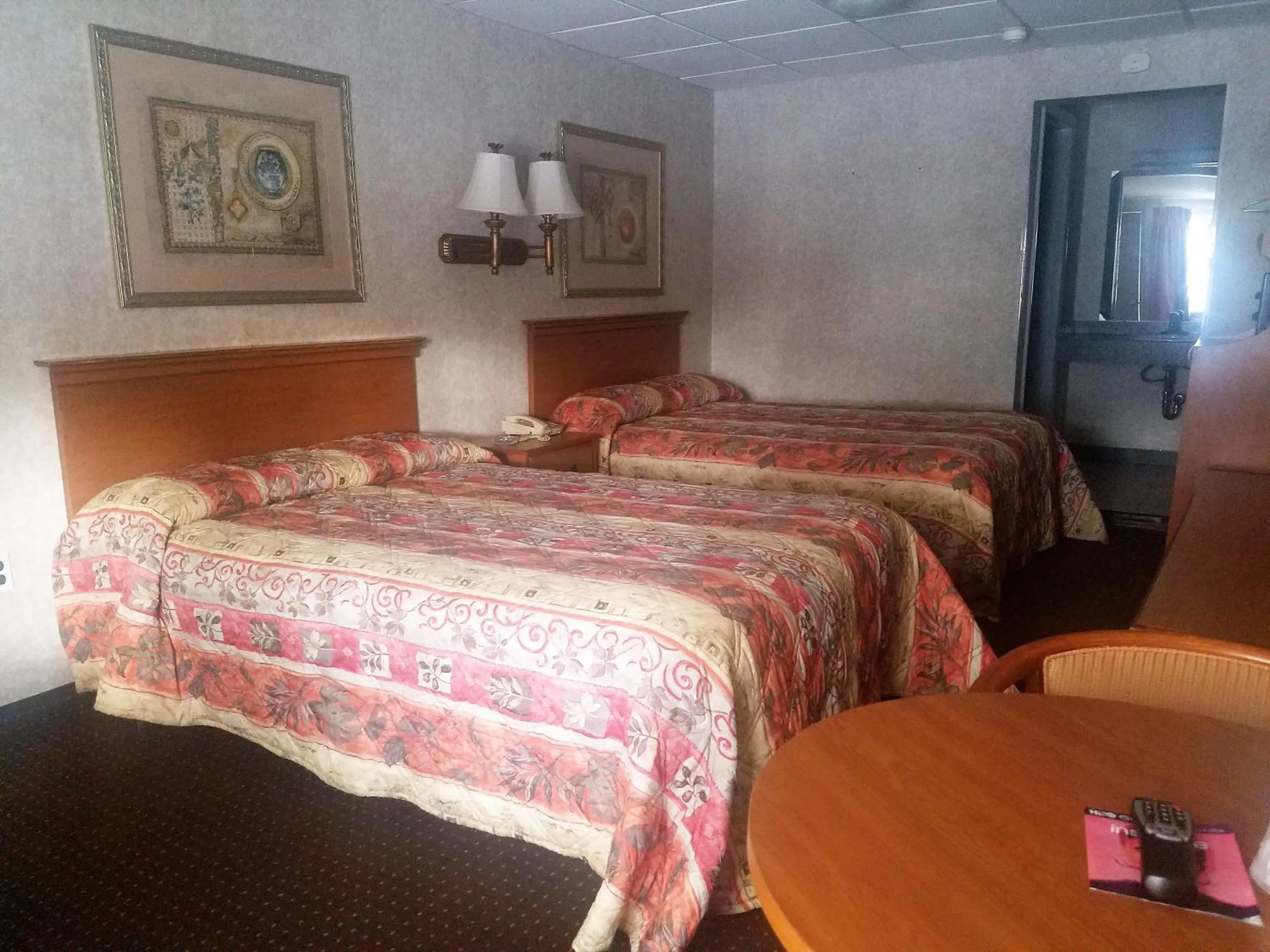 Bed in Travelers Lodge