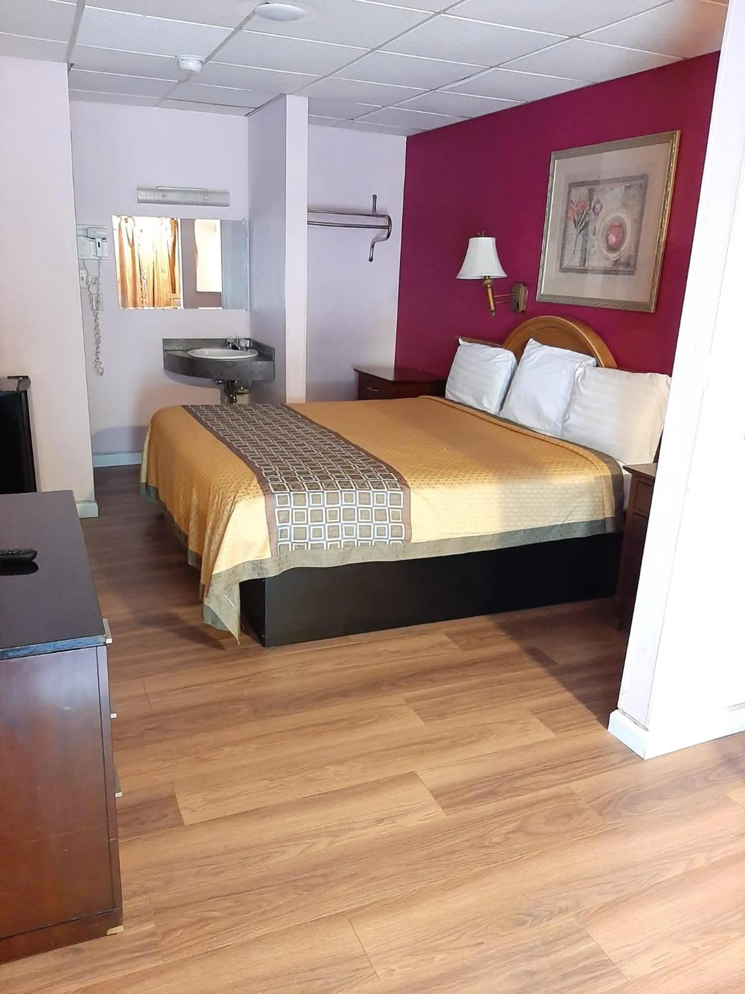 Bed in Travelers Lodge