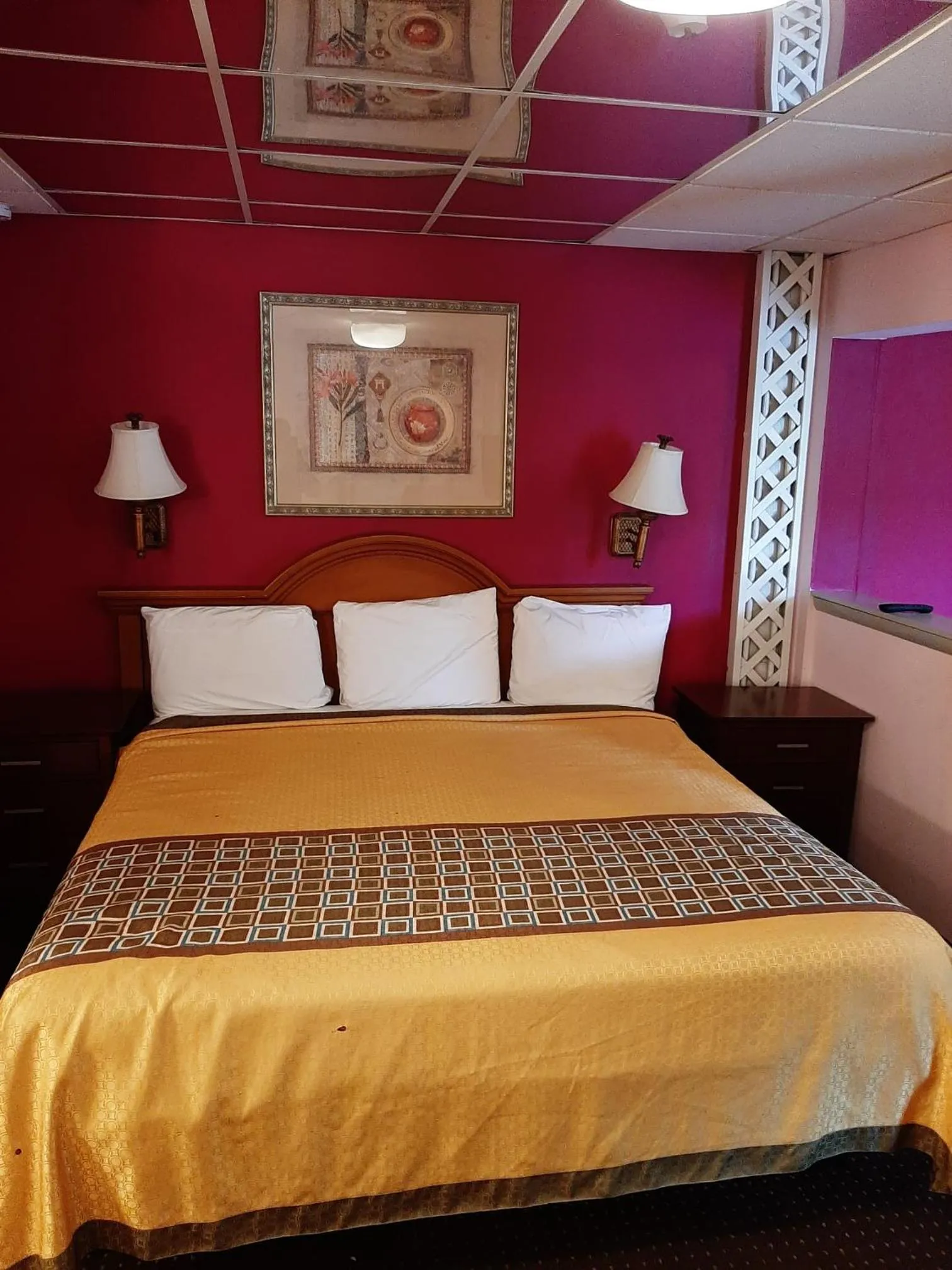 Bed in Travelers Lodge