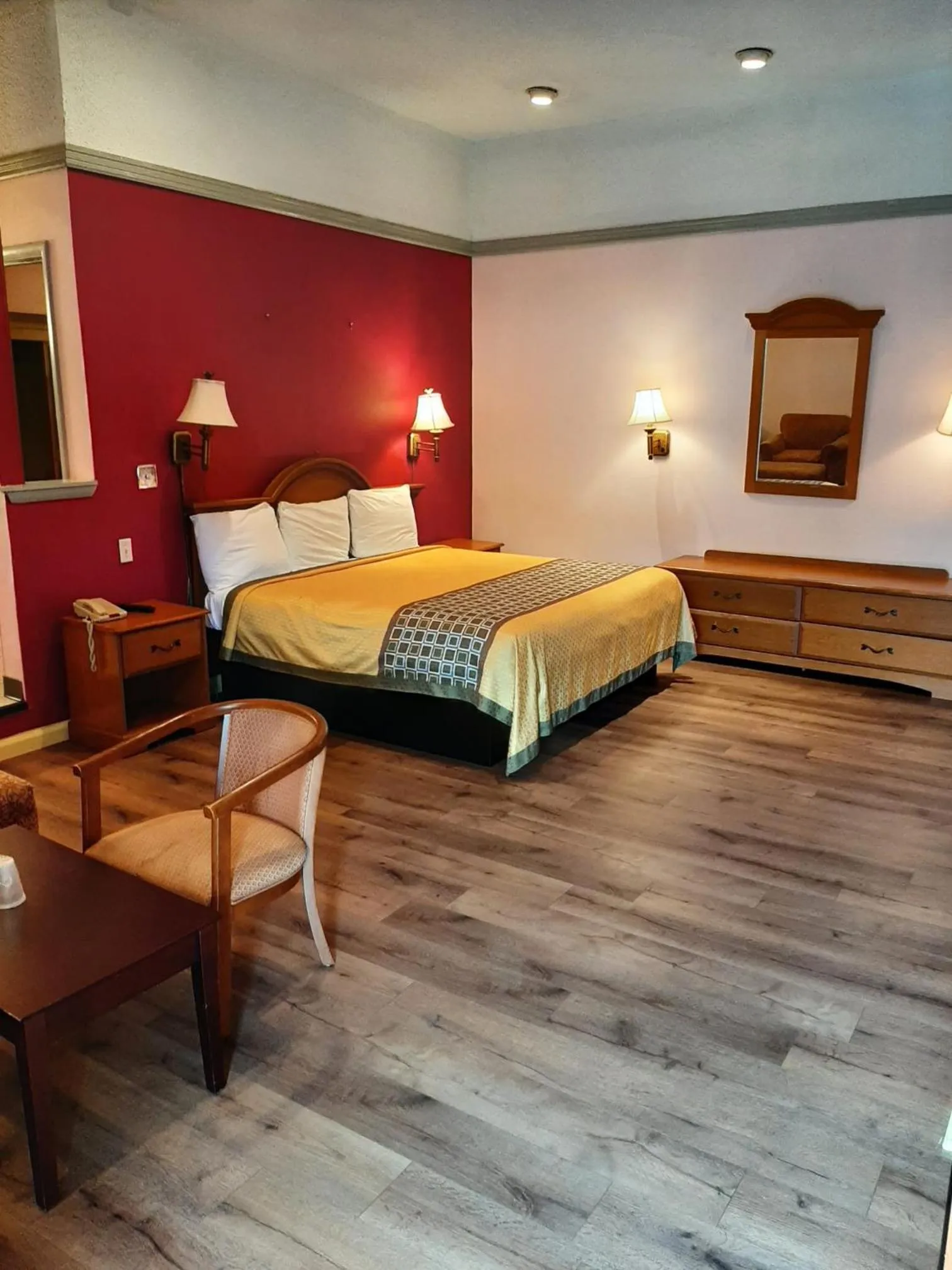 Bed in Travelers Lodge