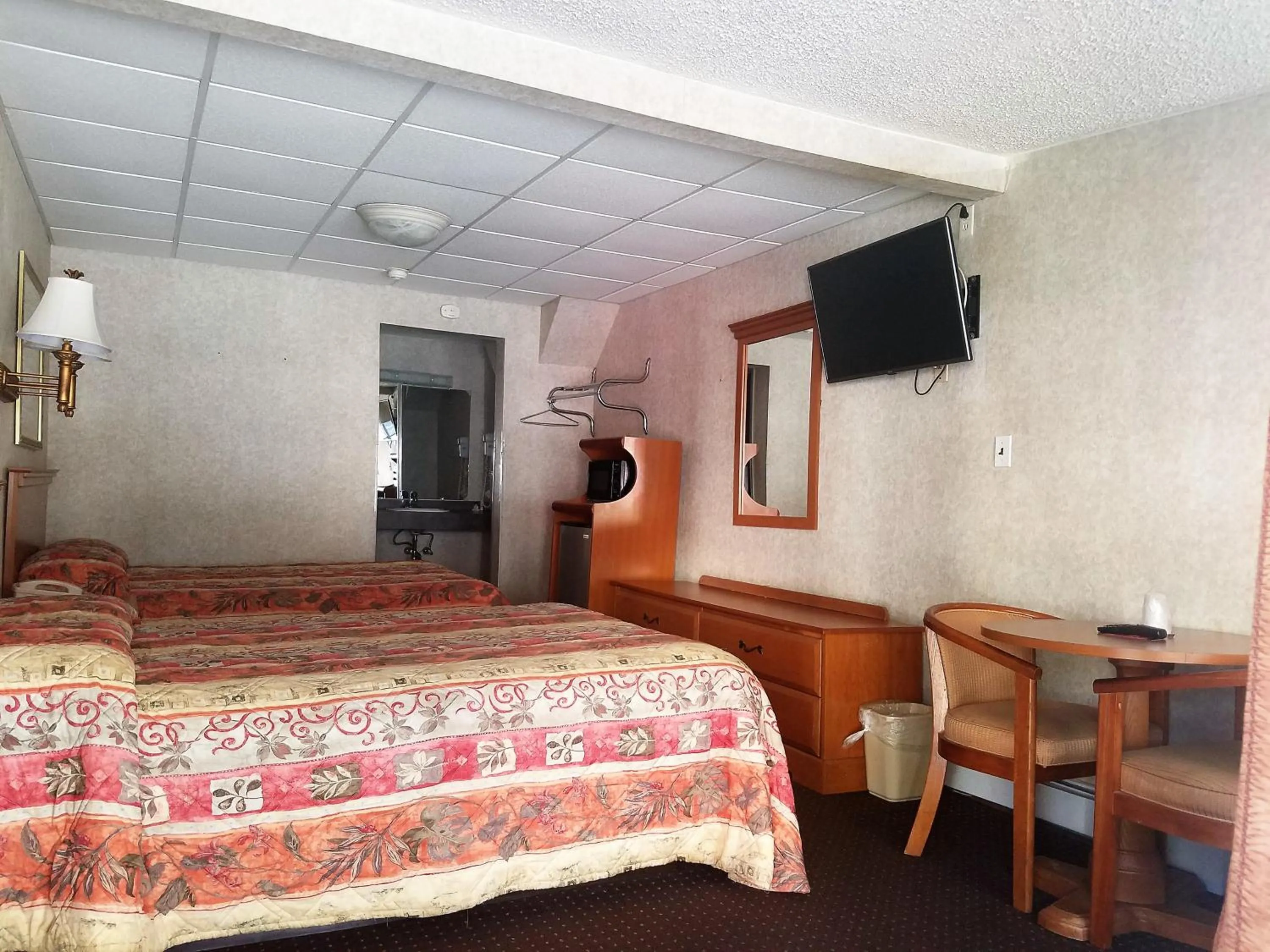 Bed in Travelers Lodge