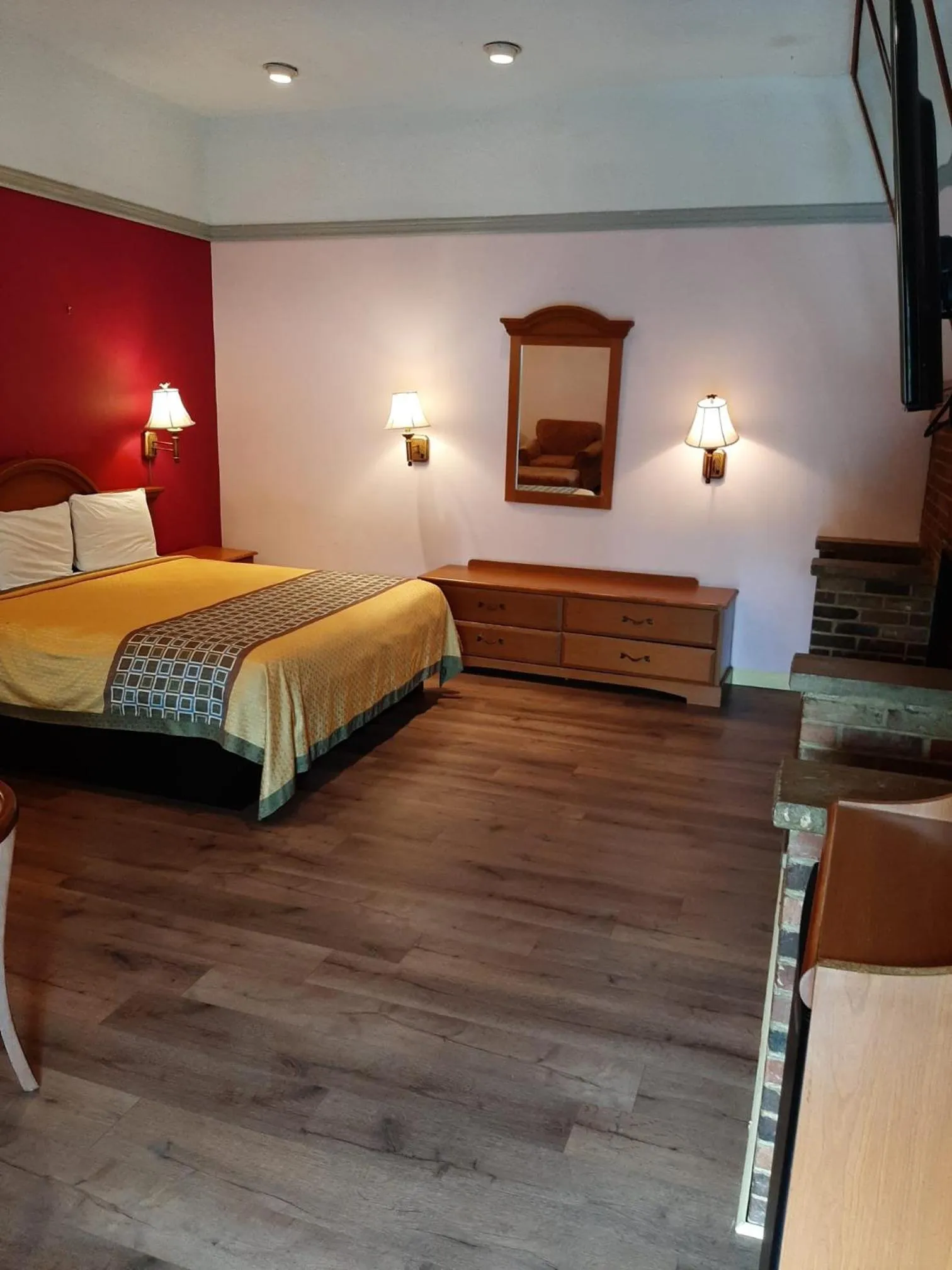 Bed in Travelers Lodge