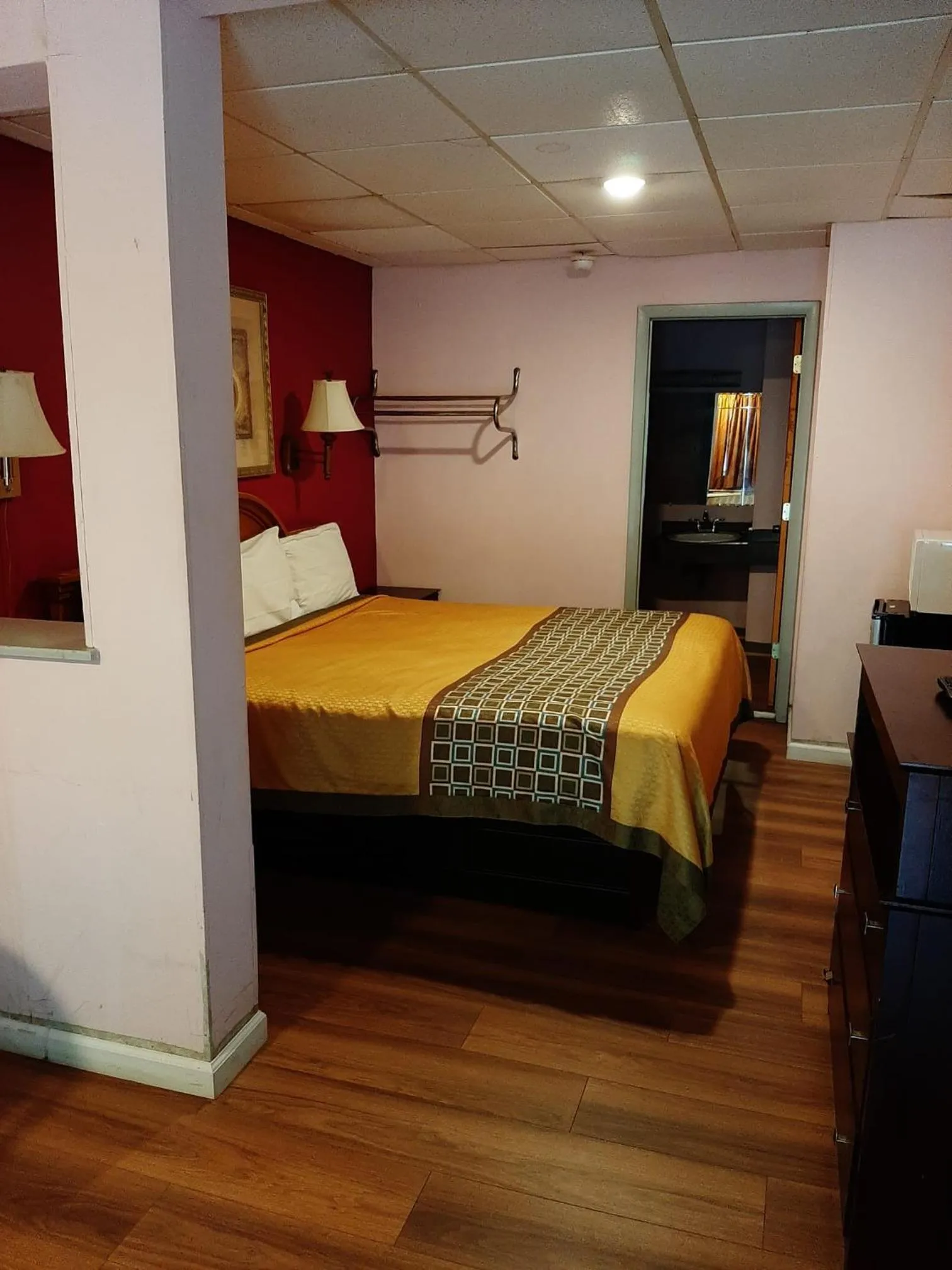 Bed in Travelers Lodge