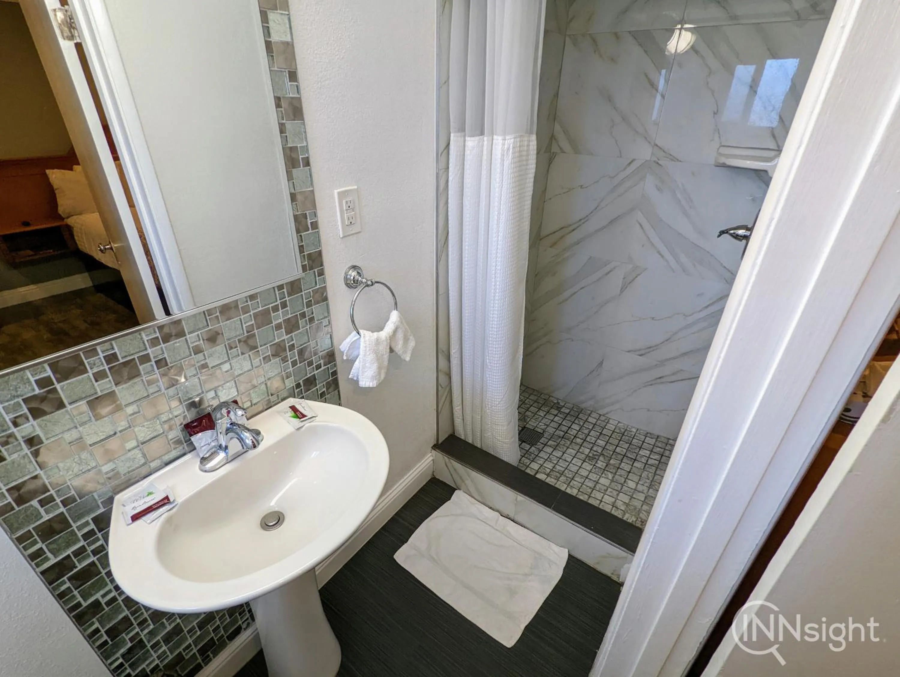 Bathroom in Deluxe Inn