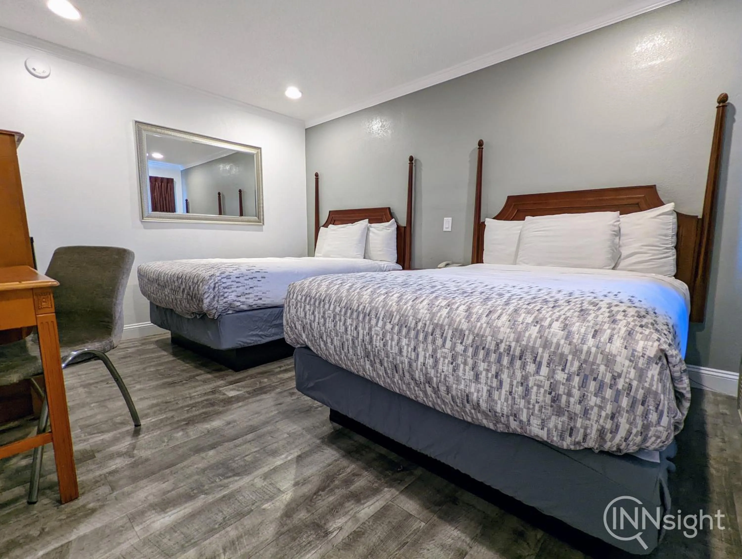 Photo of the whole room, Bed in Deluxe Inn