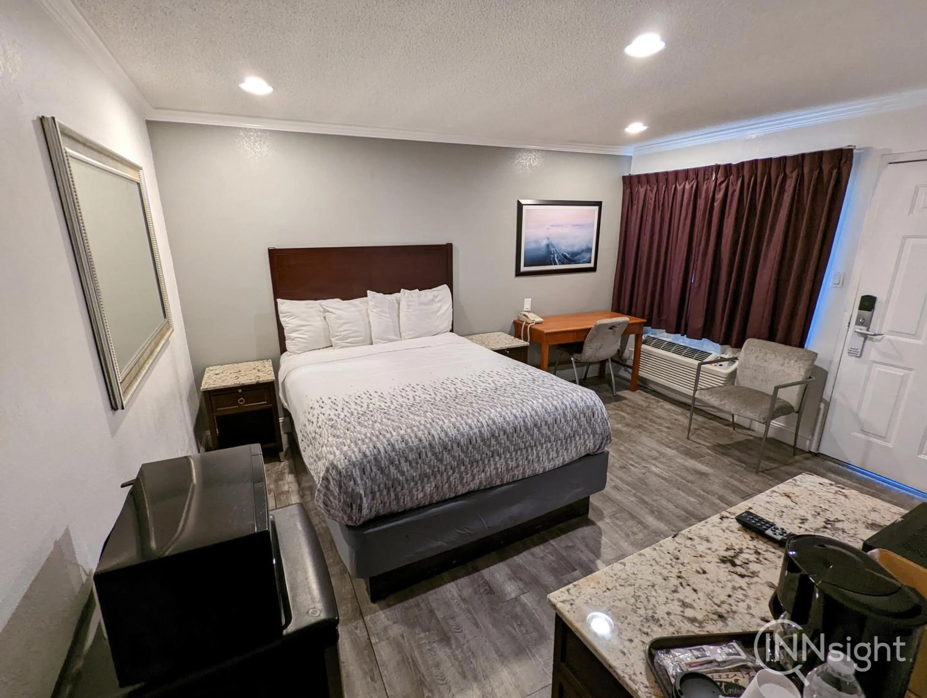 Photo of the whole room, Bed in Deluxe Inn