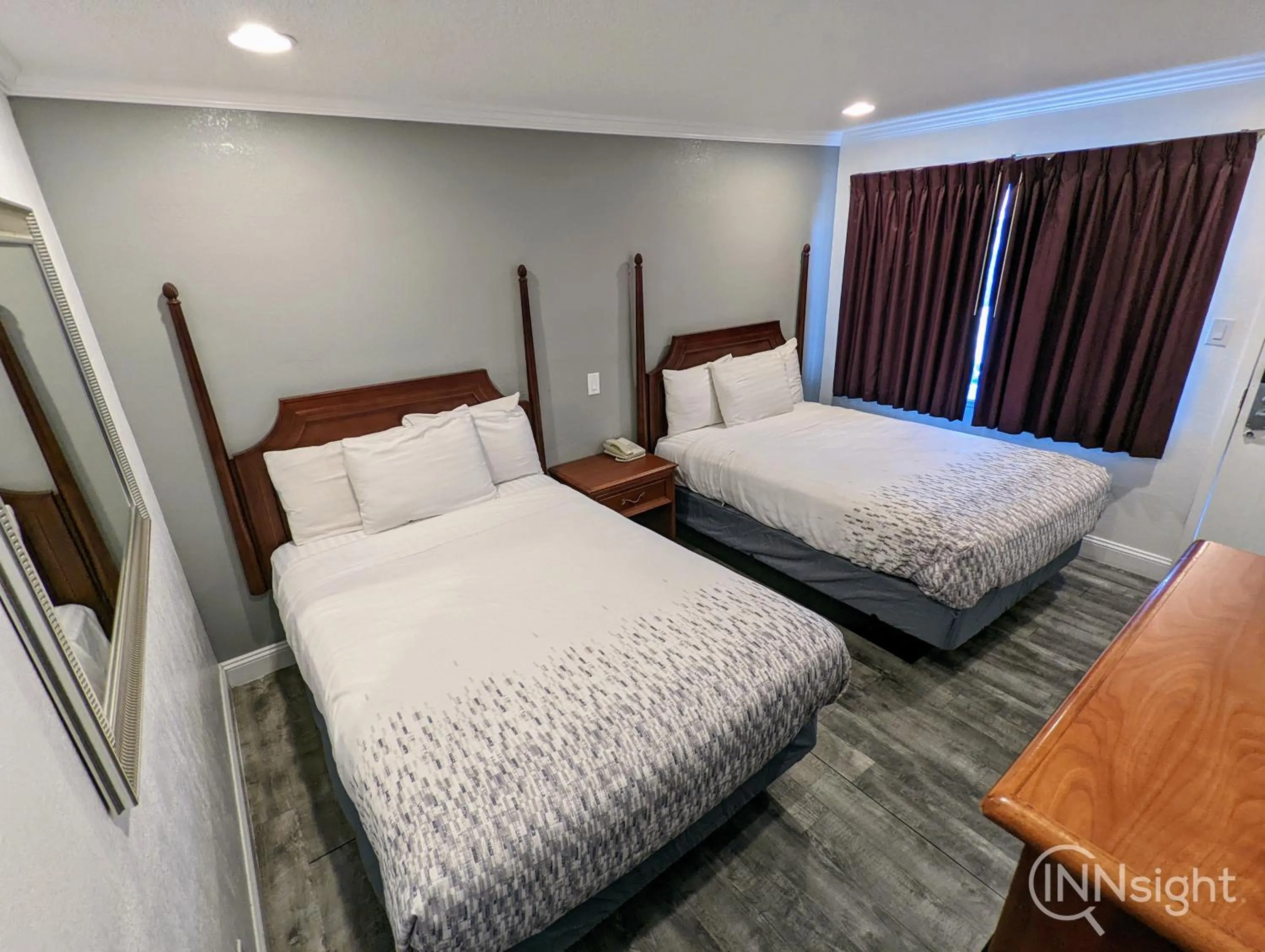 Photo of the whole room, Bed in Deluxe Inn