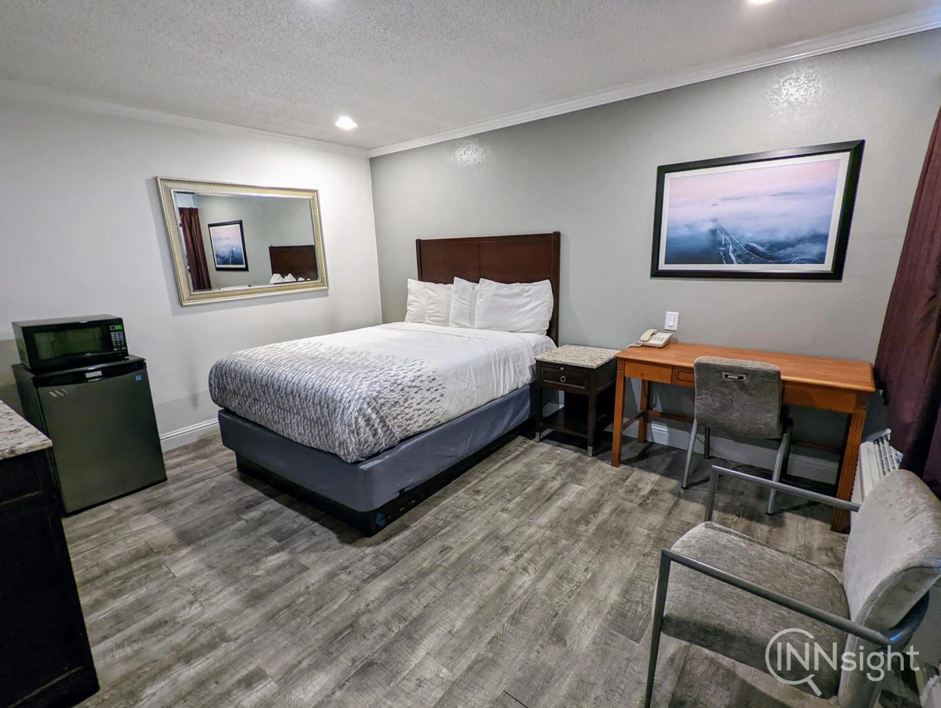 Photo of the whole room, Bed in Deluxe Inn