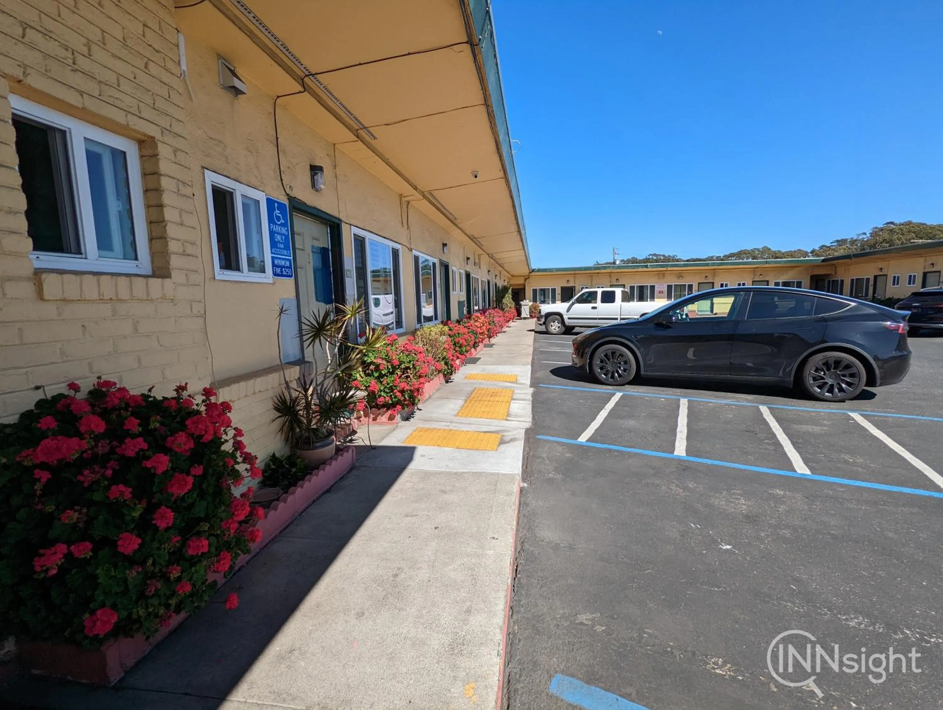 Facade/entrance in Deluxe Inn