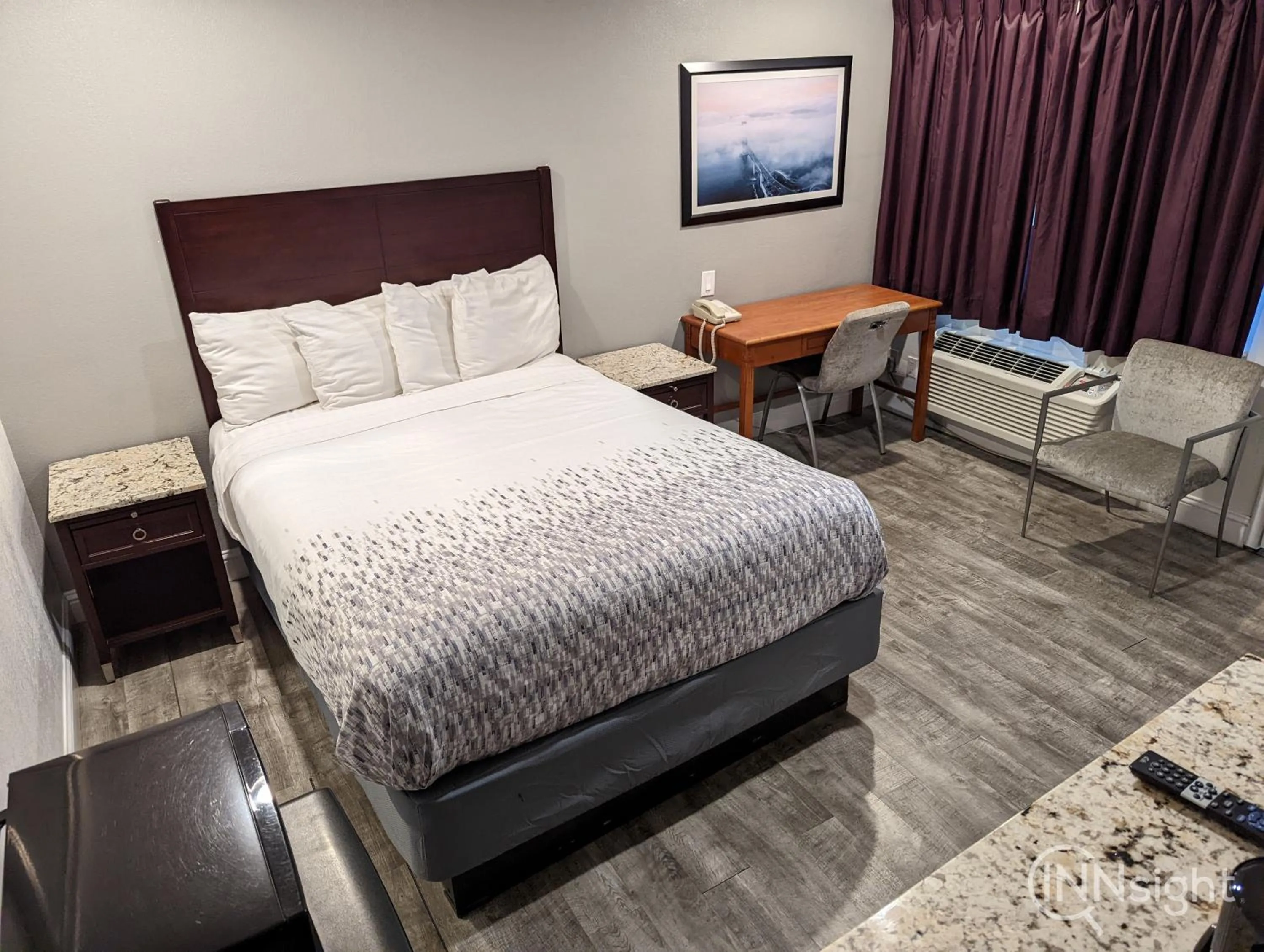 Photo of the whole room, Bed in Deluxe Inn