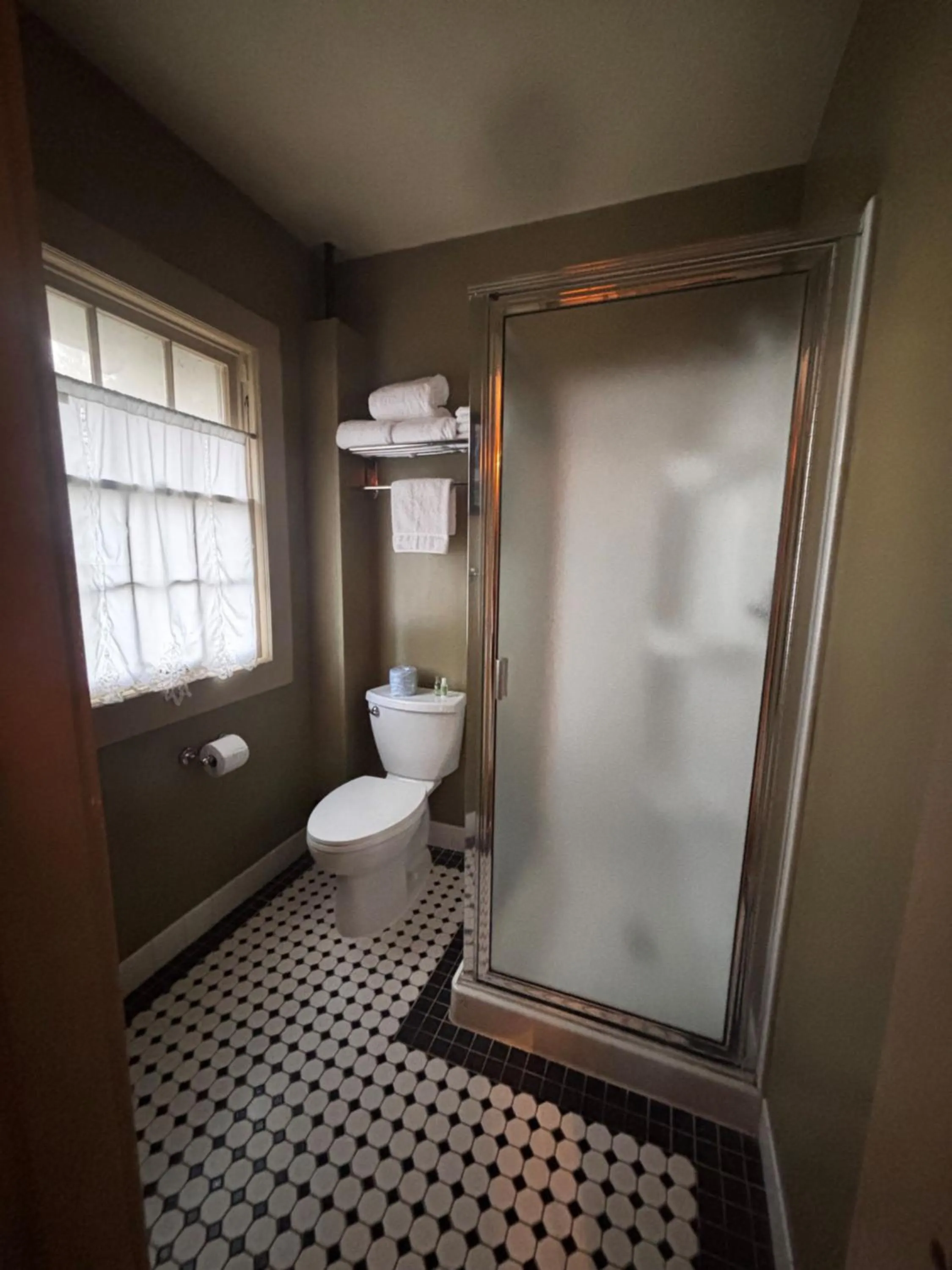Bathroom in Lake Quinault Lodge