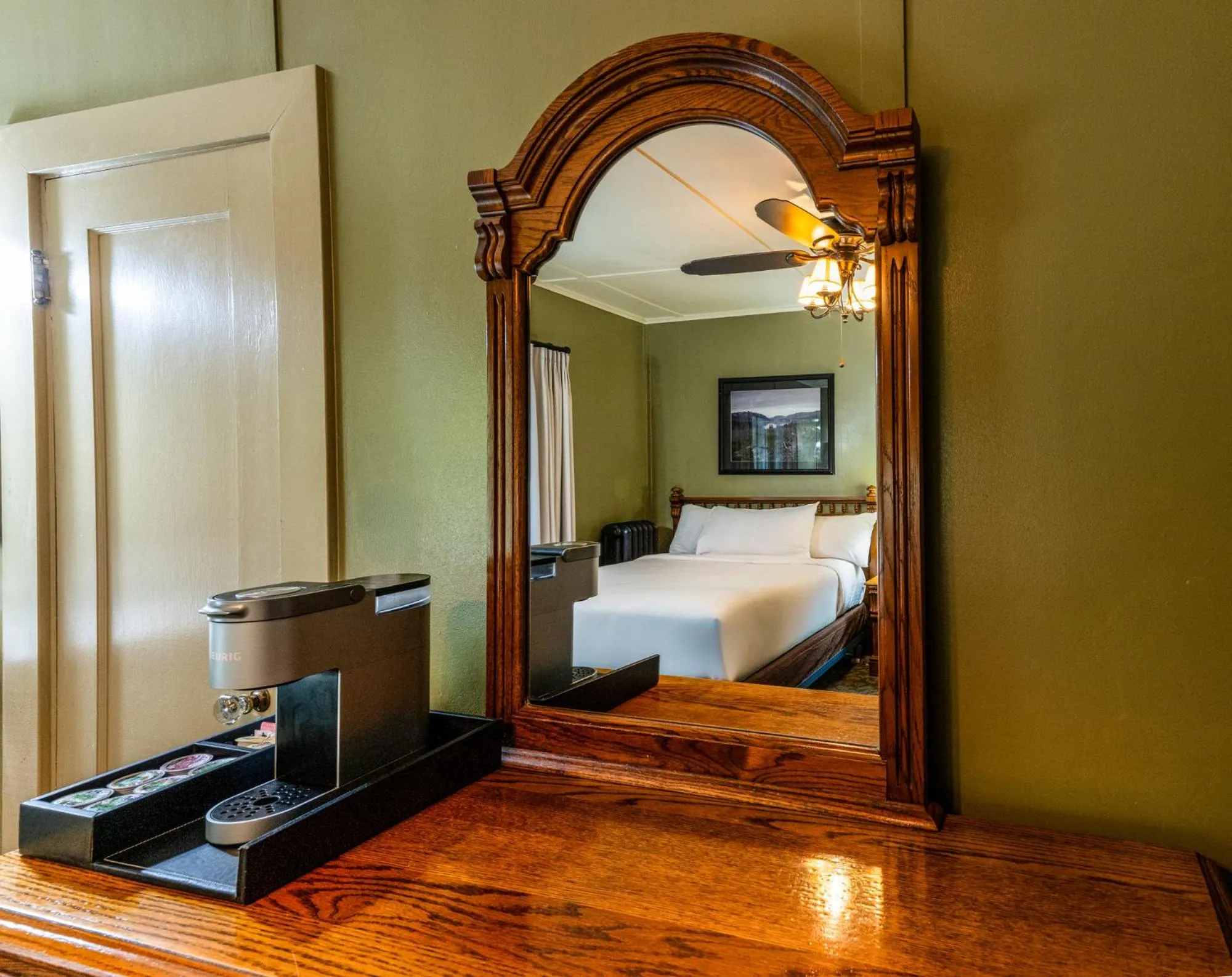 Bedroom, Bed in Lake Quinault Lodge