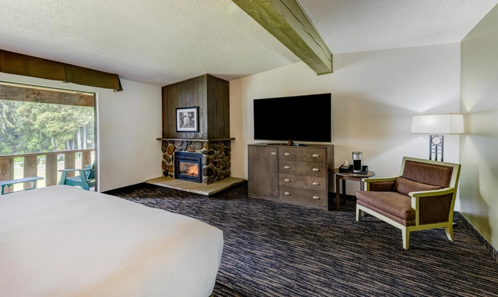 Balcony/Terrace, Bed in Lake Quinault Lodge