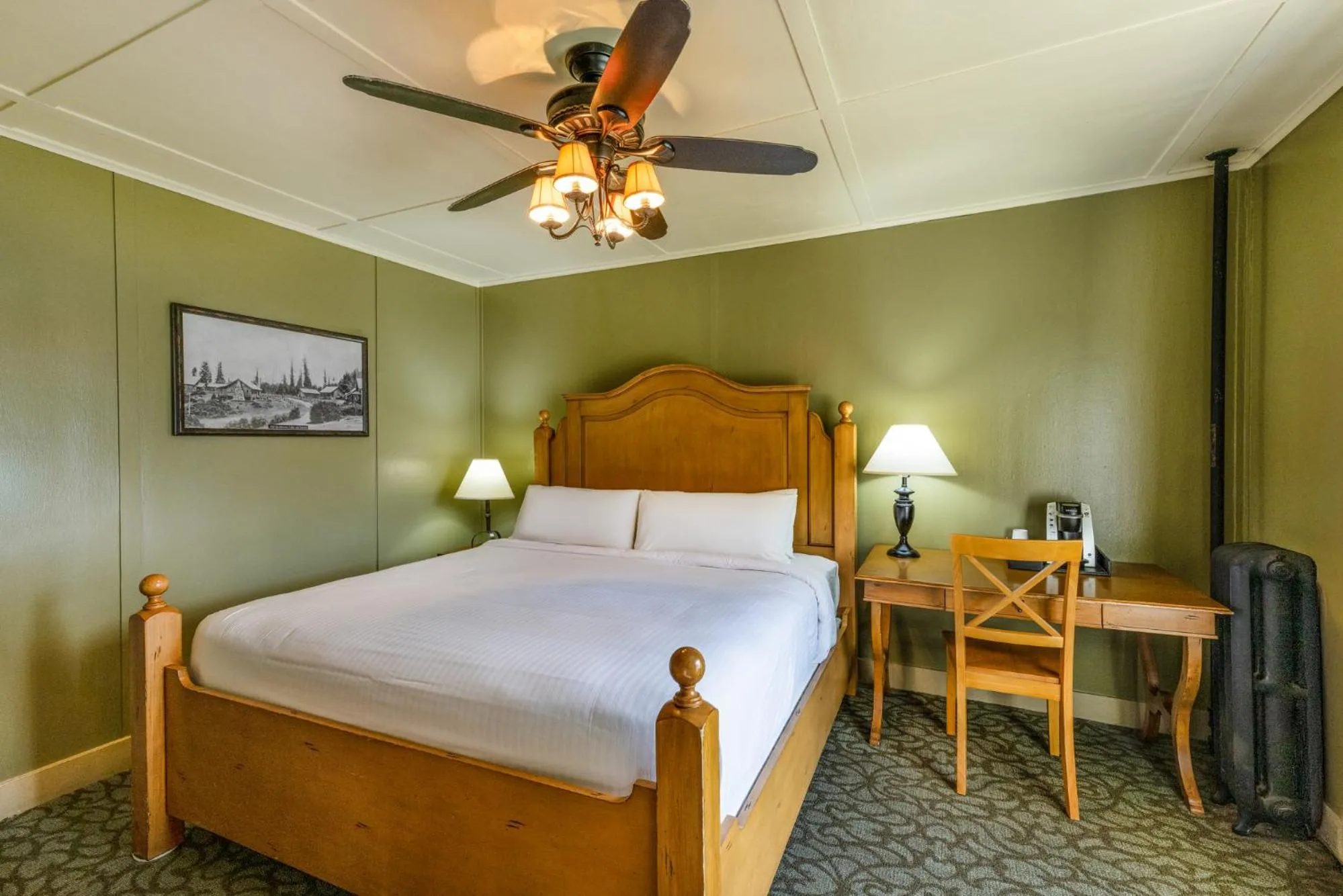 Bed in Lake Quinault Lodge