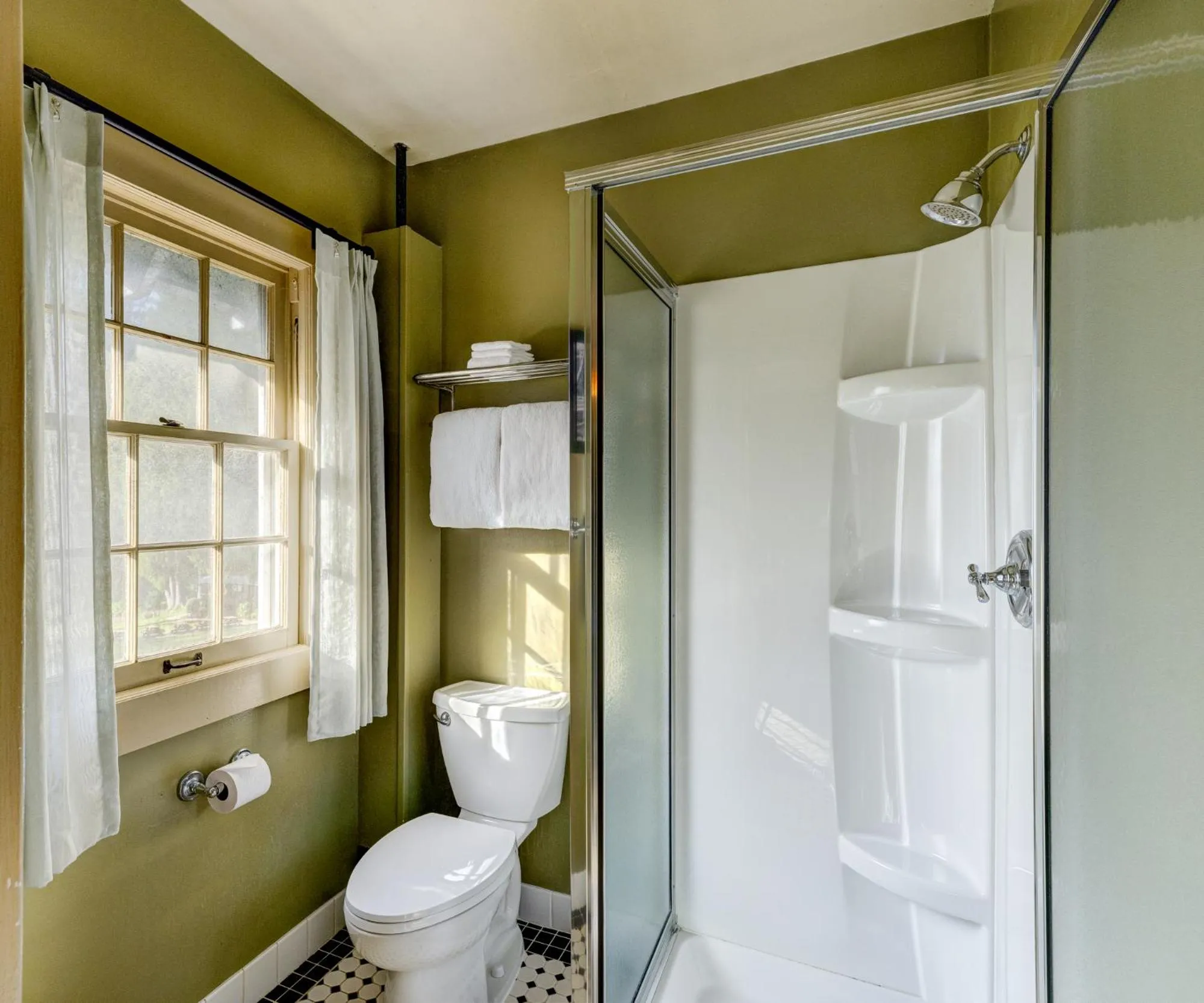 Shower in Lake Quinault Lodge