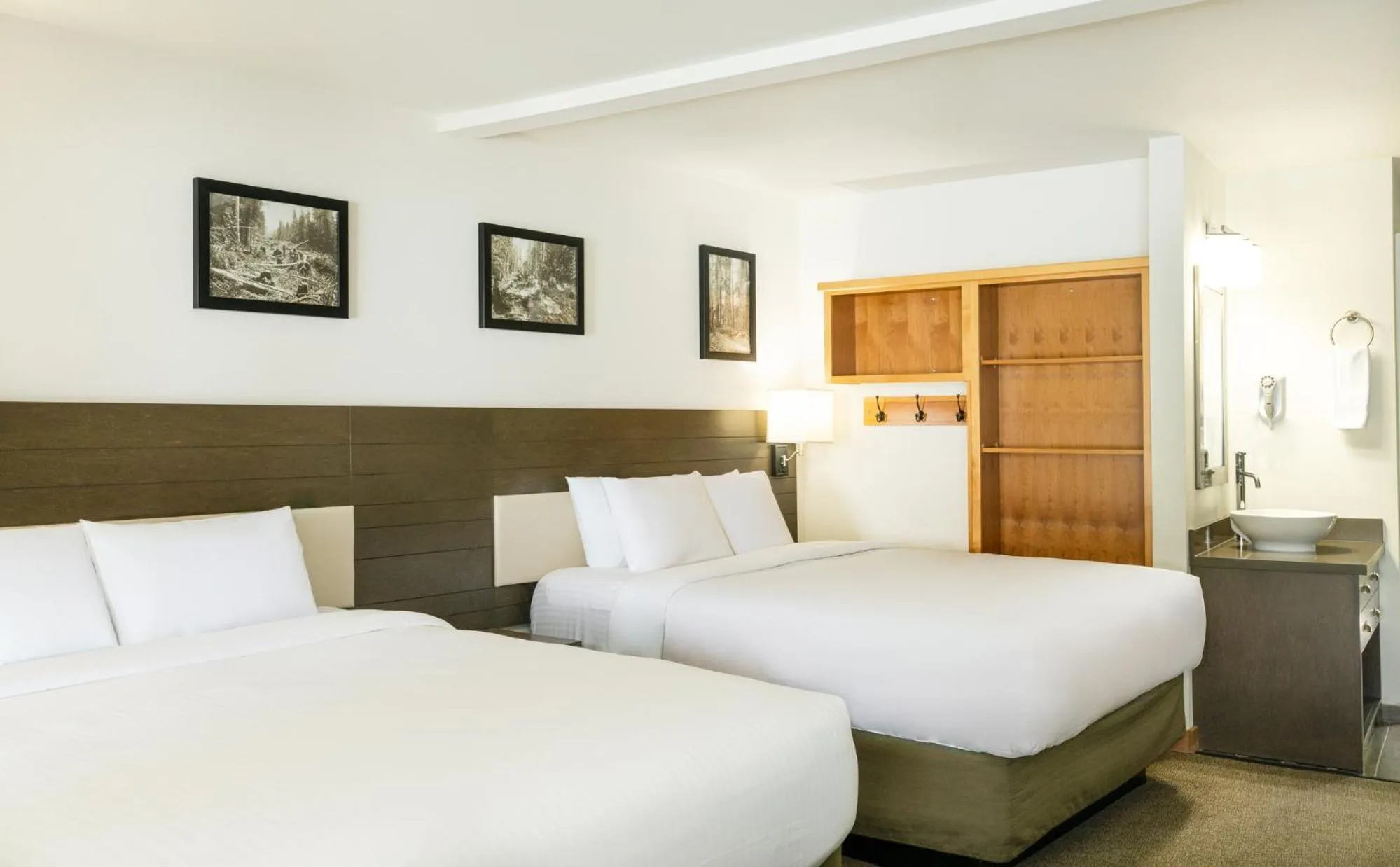 Bed in Lake Quinault Lodge