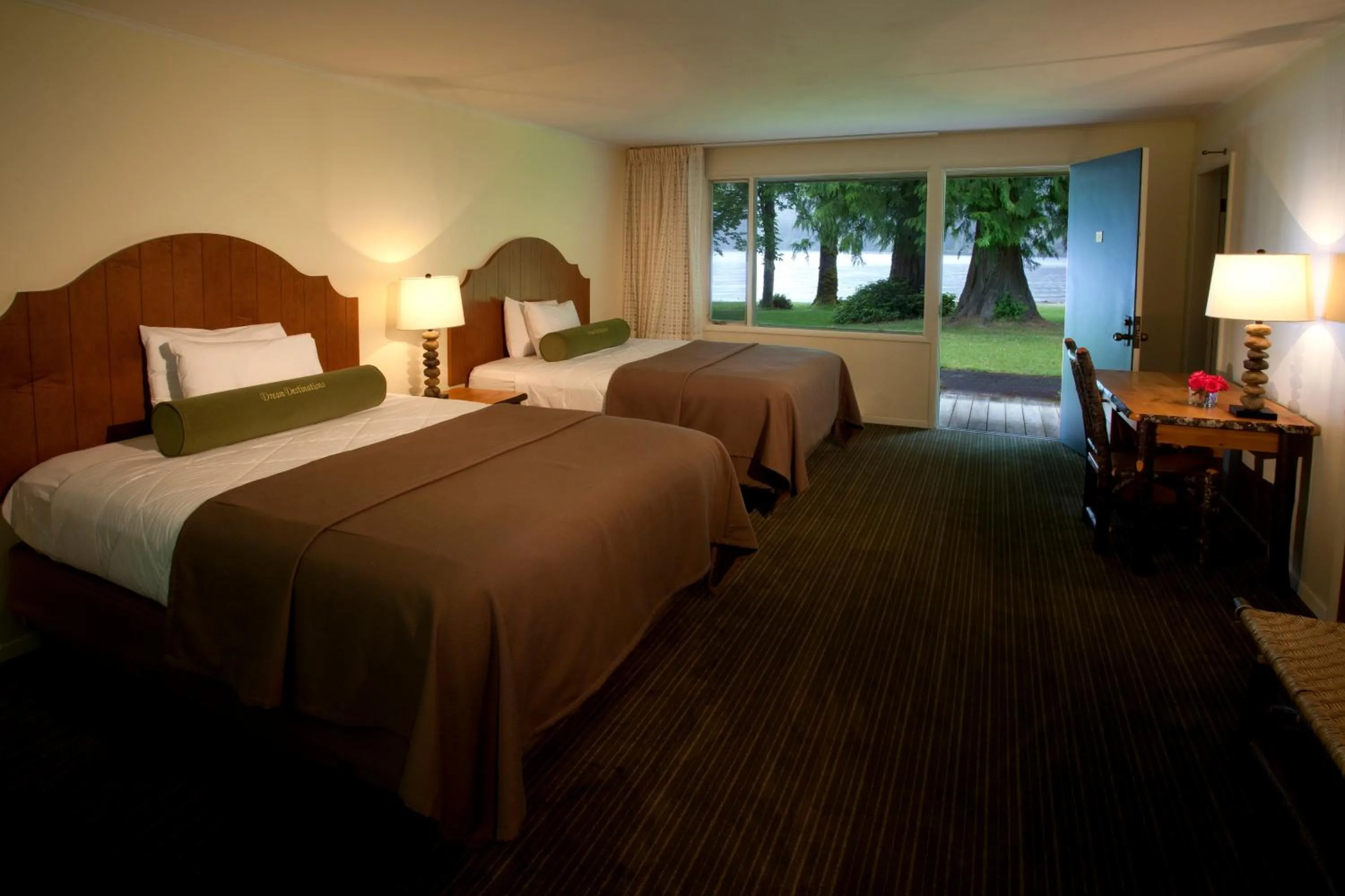 Photo of the whole room, Bed in Lake Crescent Lodge